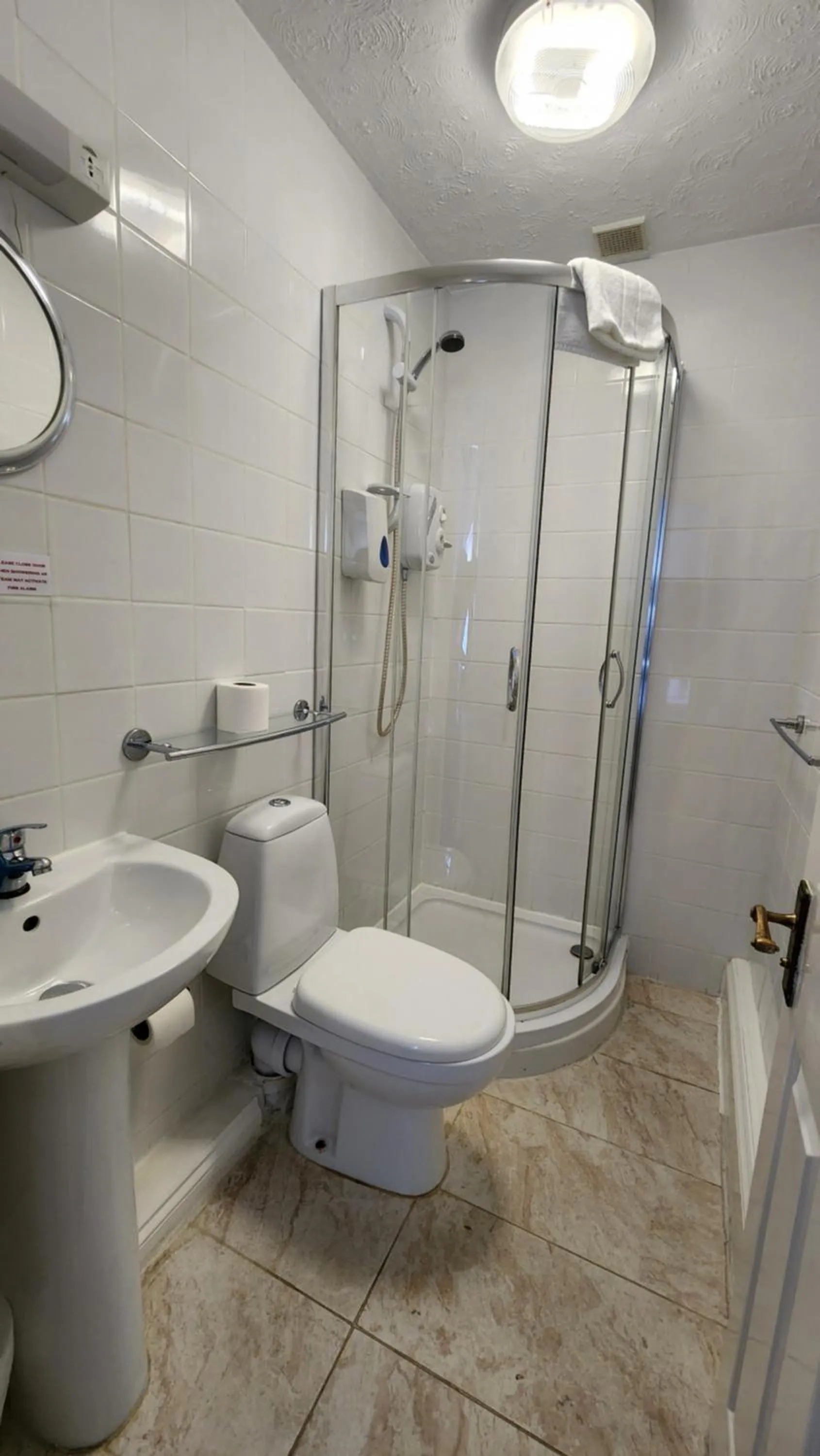 Shower in Gatwick Castle B&B