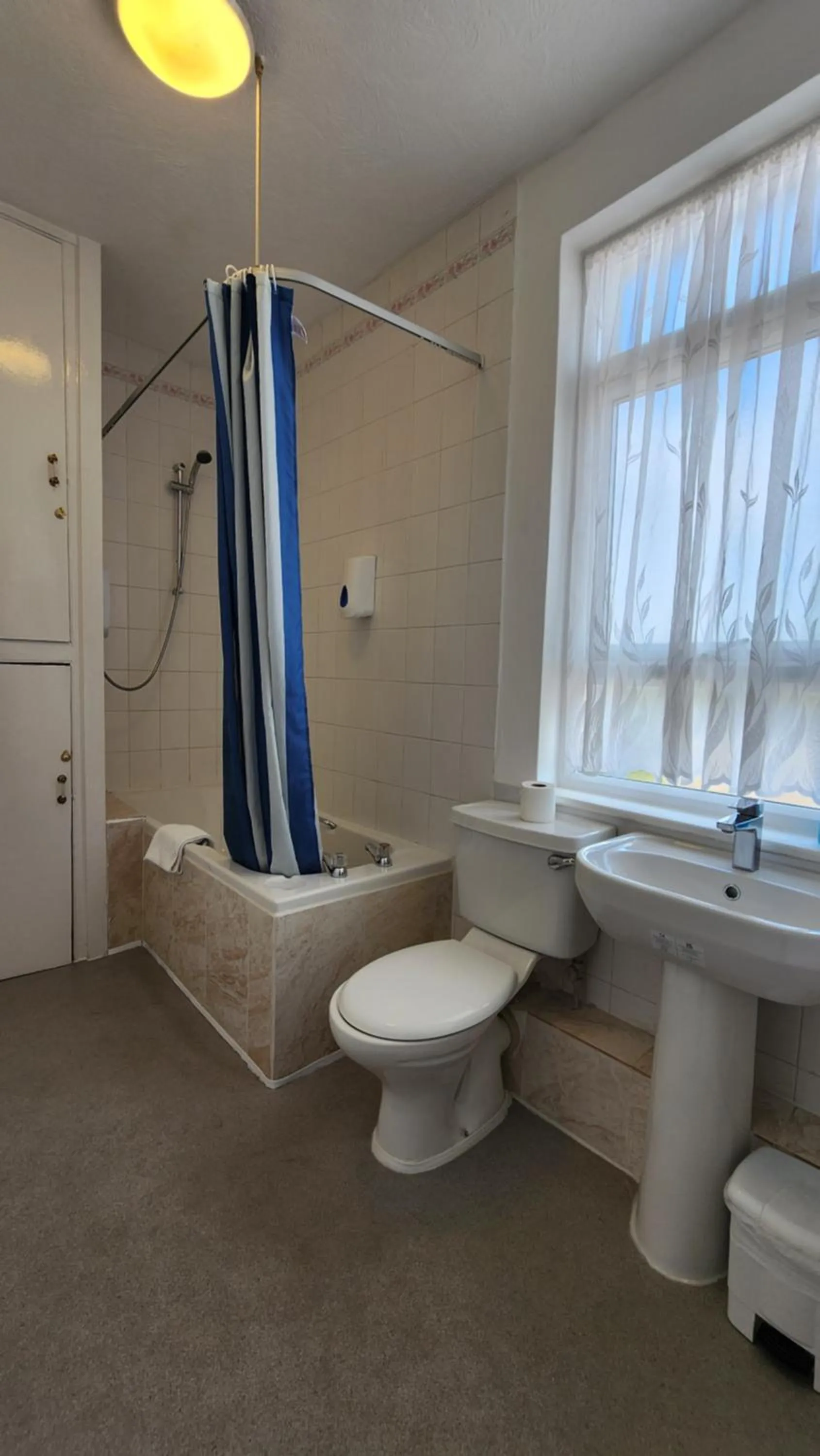 Toilet in Gatwick Castle B&B