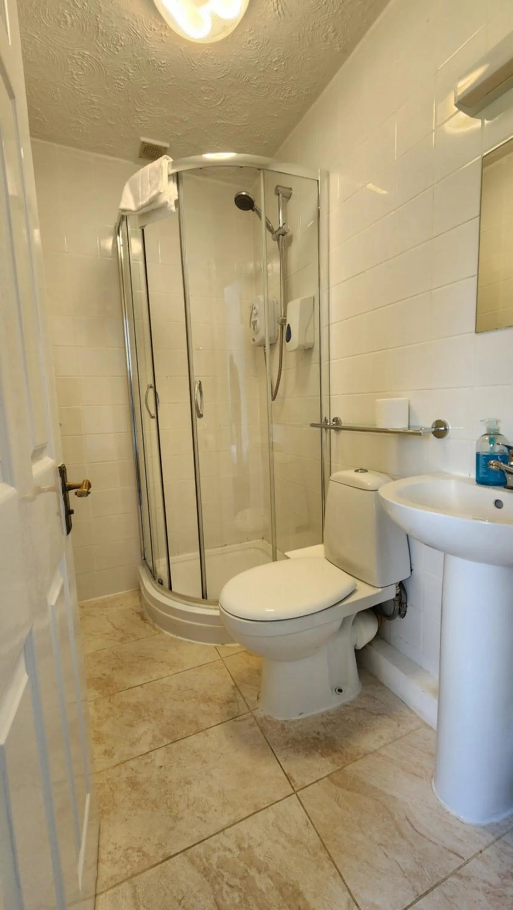 Shower in Gatwick Castle B&B