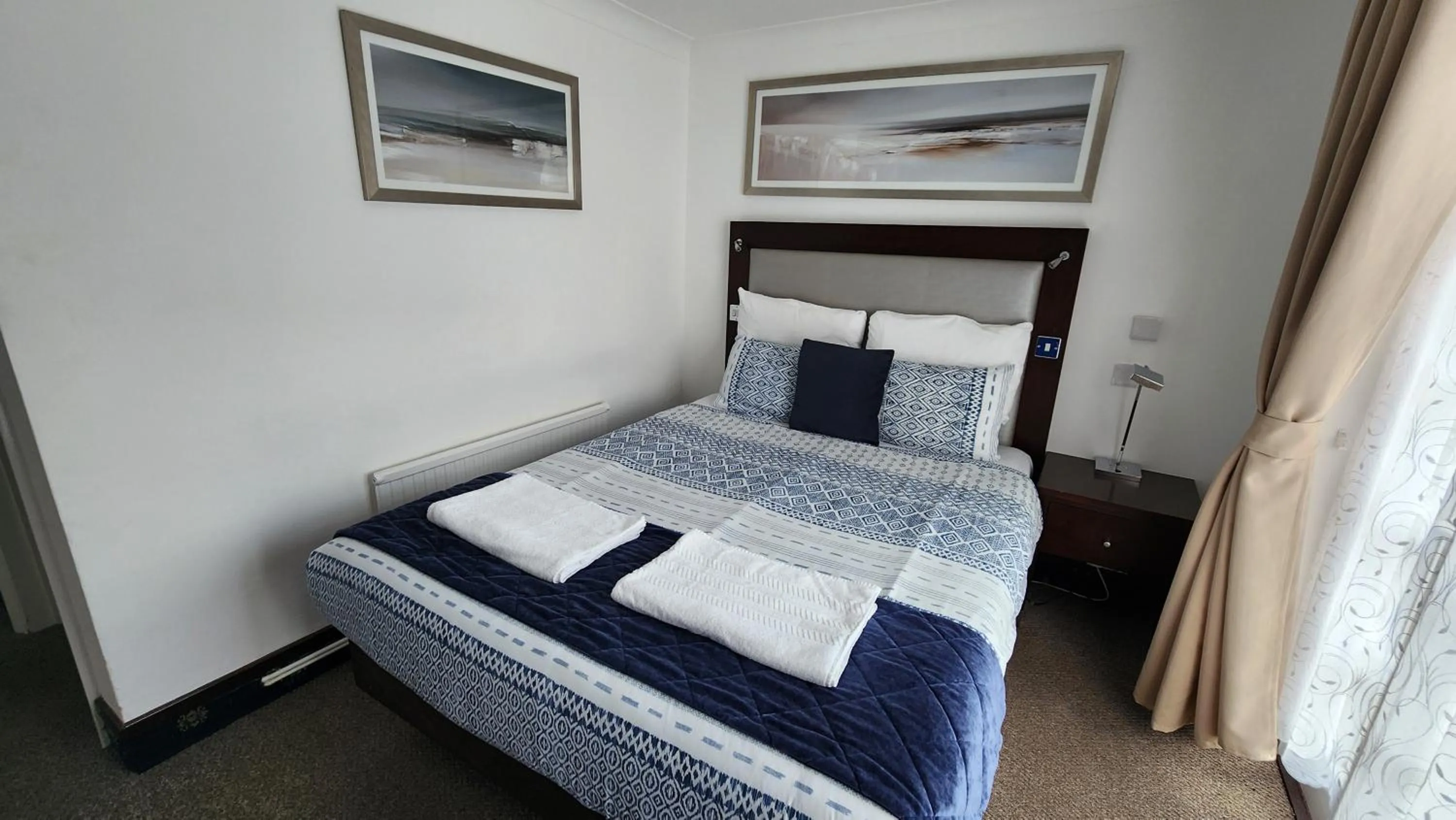 Bedroom, Bed in Gatwick Castle B&B