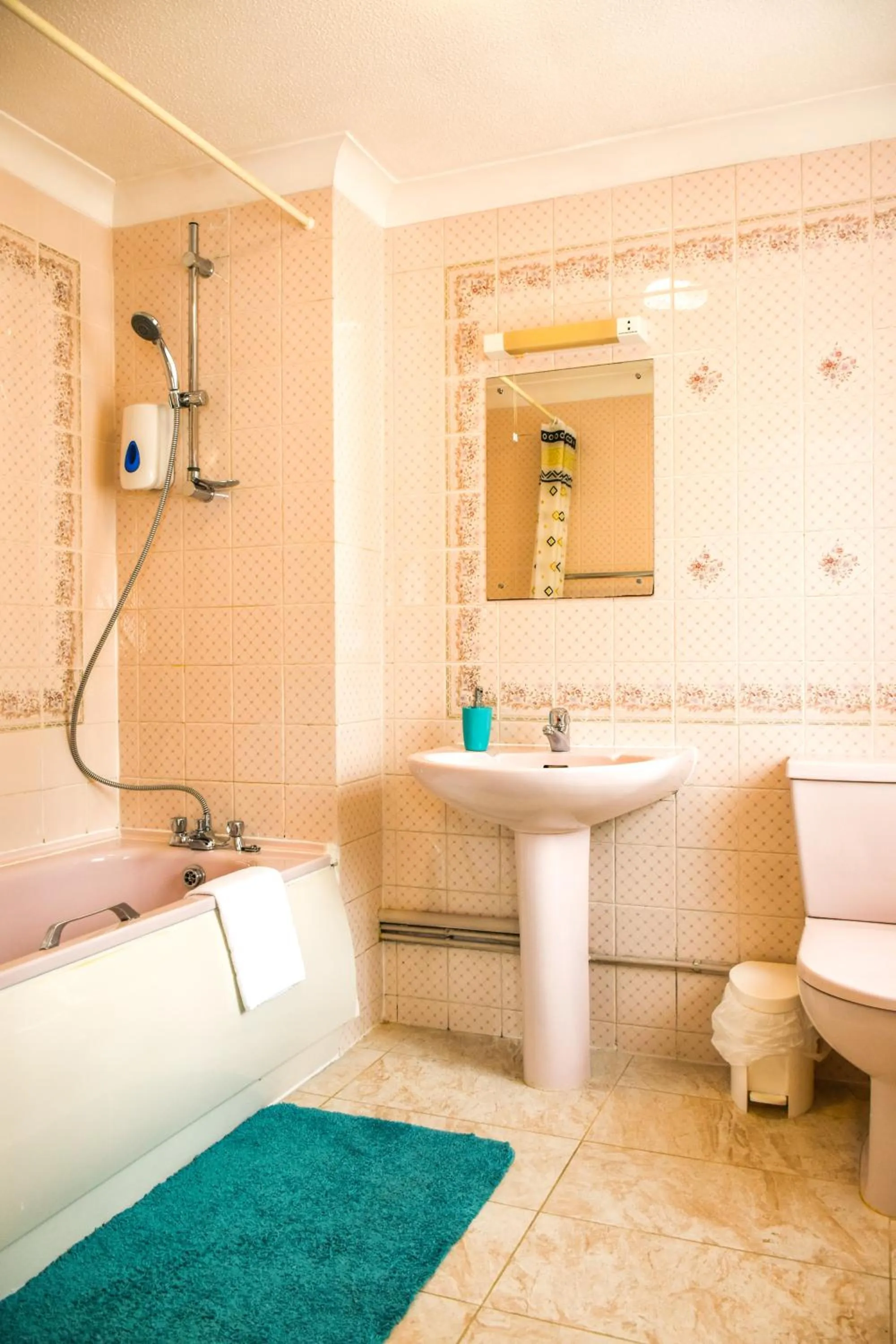 Bathroom in Gatwick Castle B&B