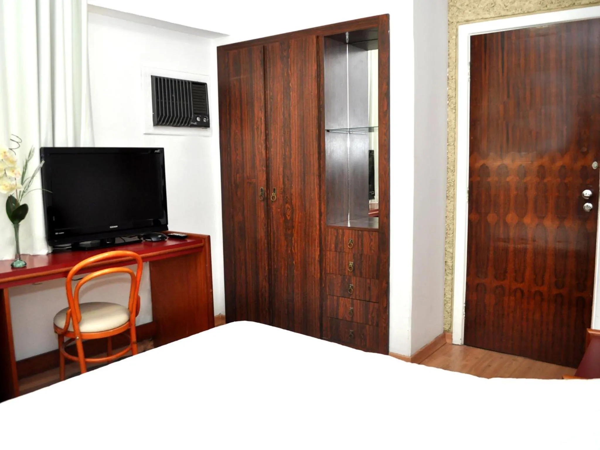 Photo of the whole room, Bed in Caravelle Palace Hotel