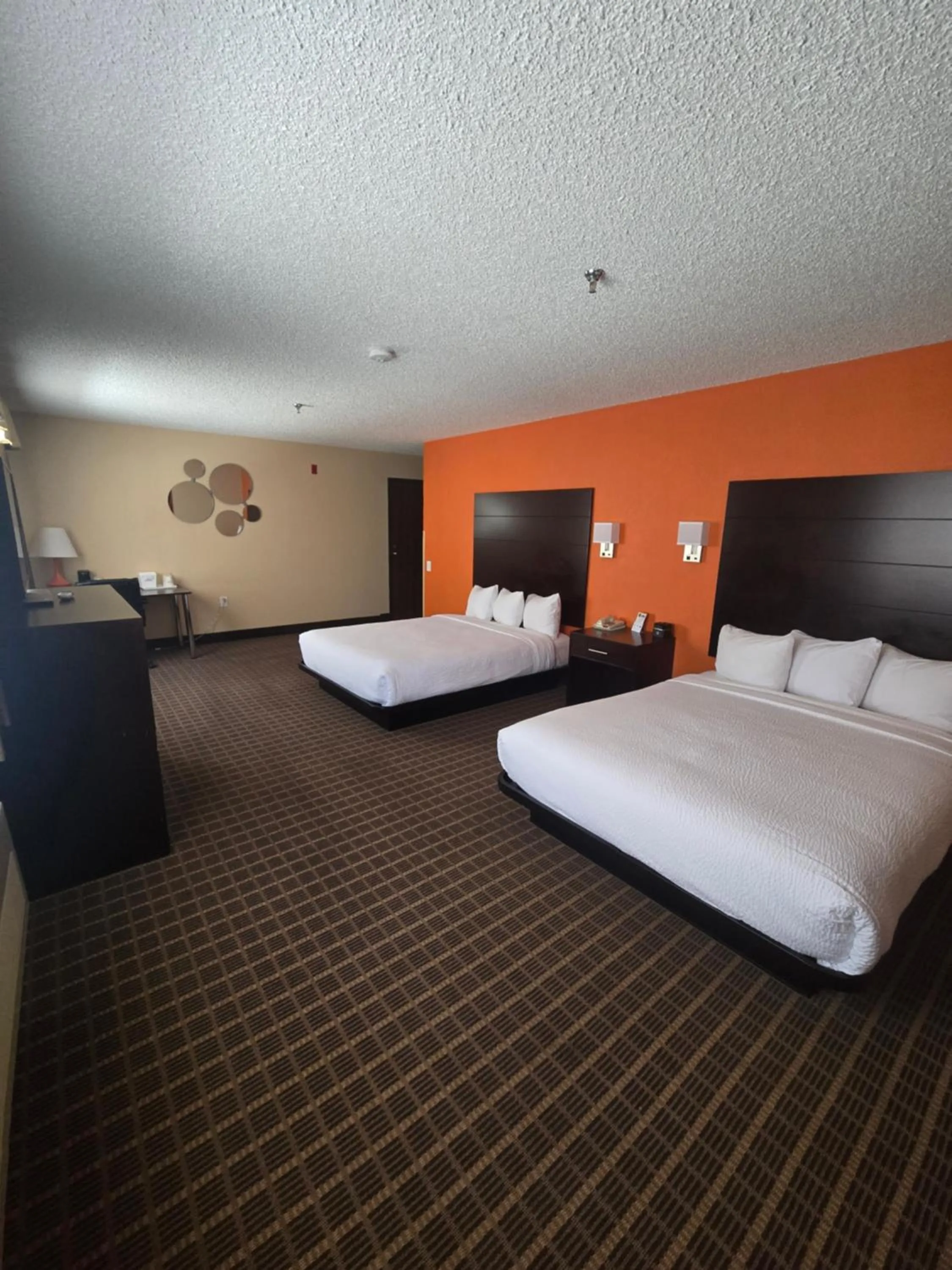 Photo of the whole room, Bed in Howard Johnson by Wyndham Williams