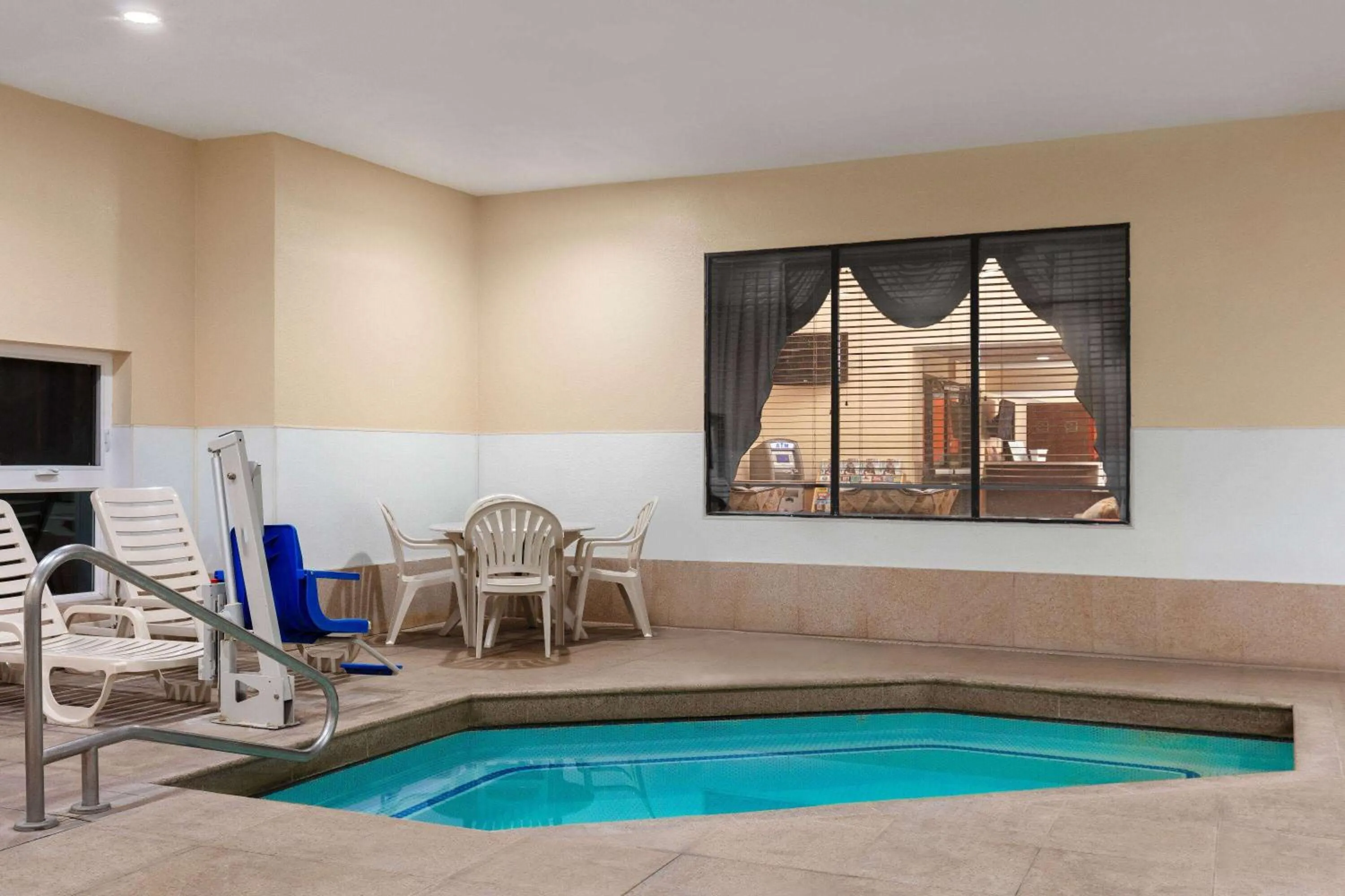 Hot Tub in Howard Johnson by Wyndham Williams