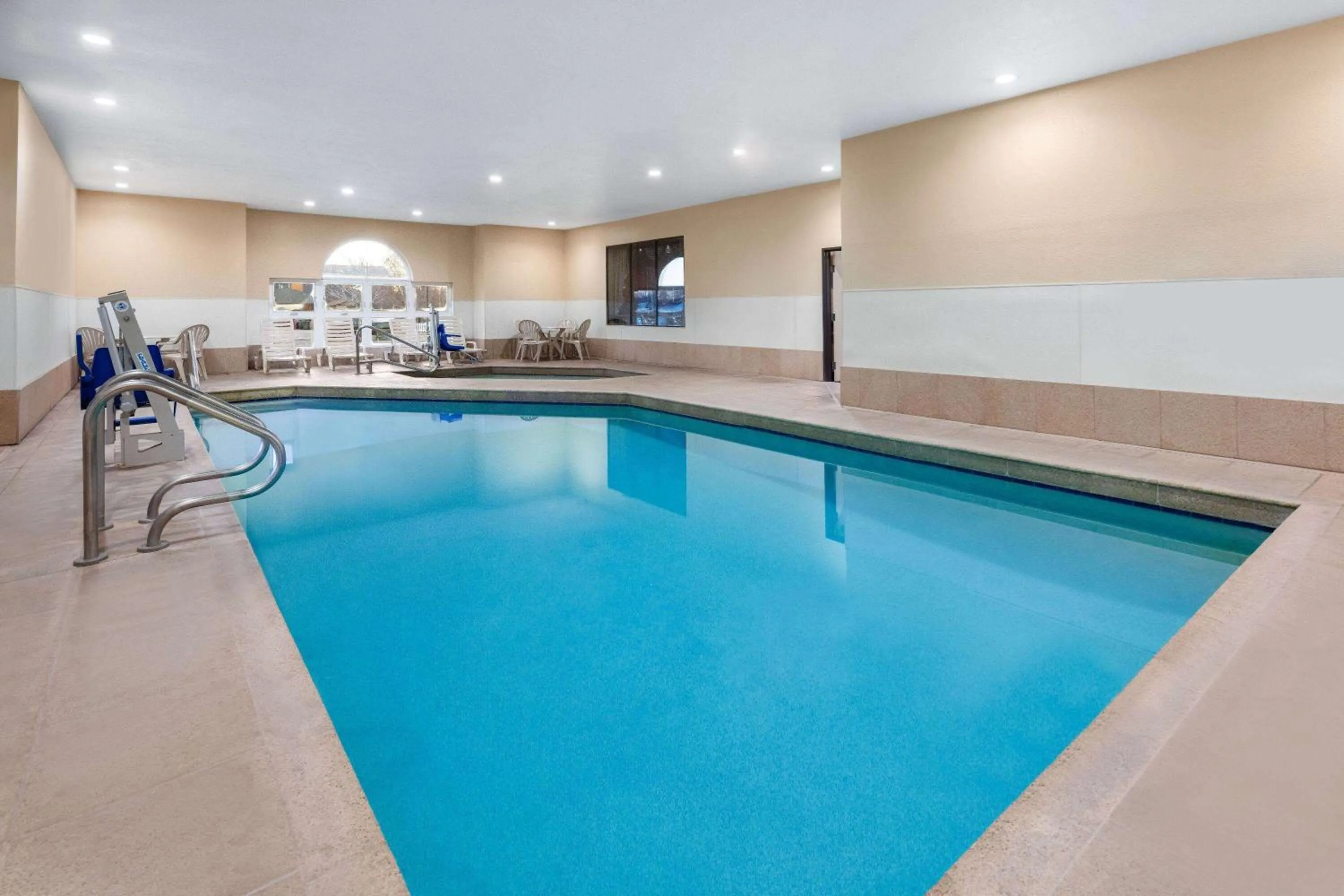 Pool view in Howard Johnson by Wyndham Williams