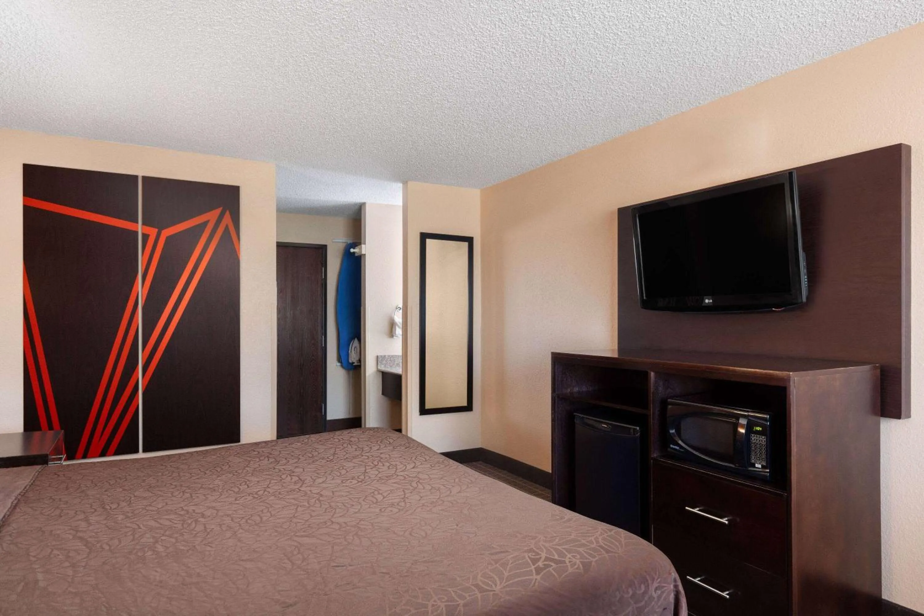 Photo of the whole room, Bed in Howard Johnson by Wyndham Williams