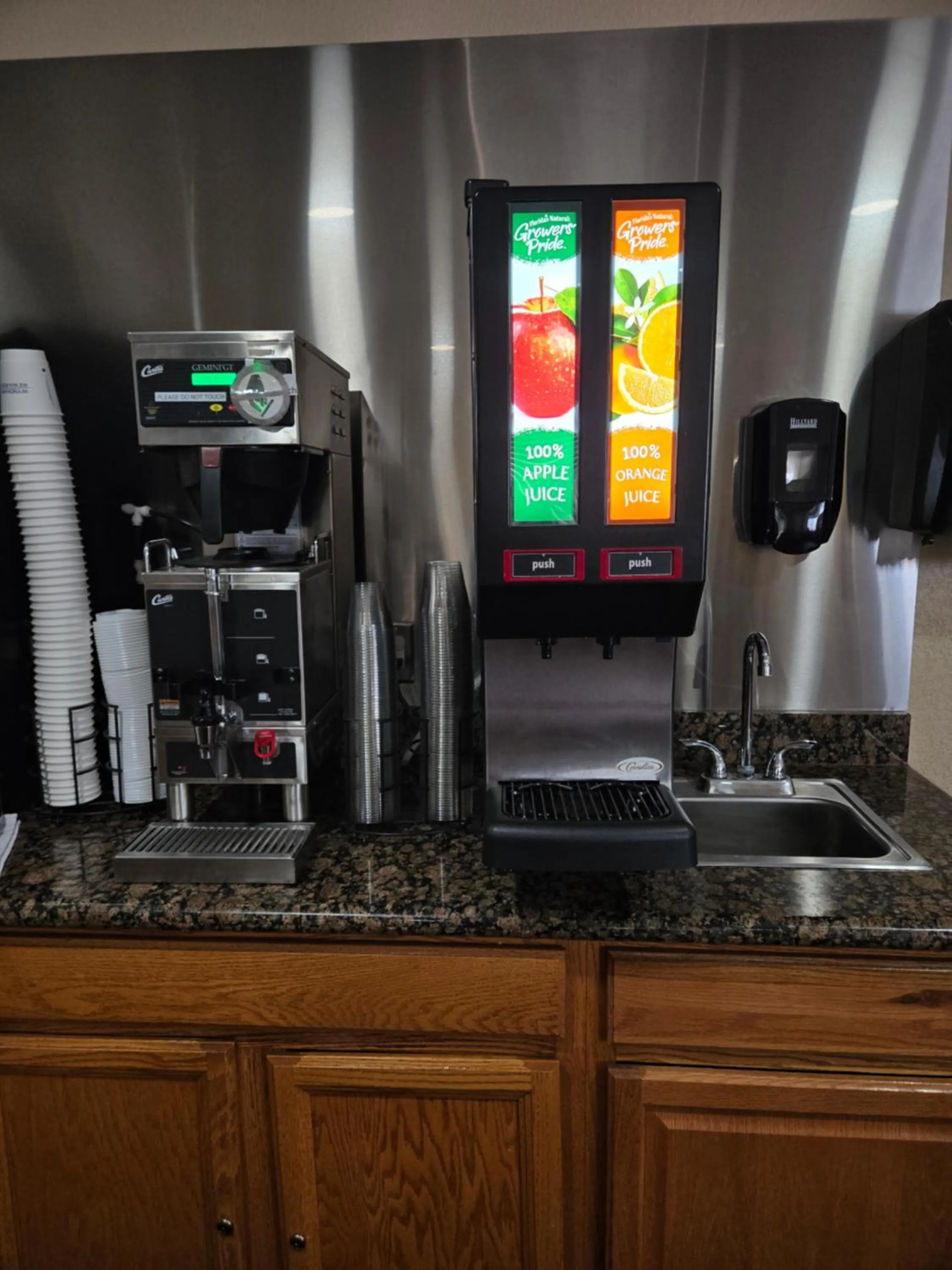 Breakfast in Howard Johnson by Wyndham Williams