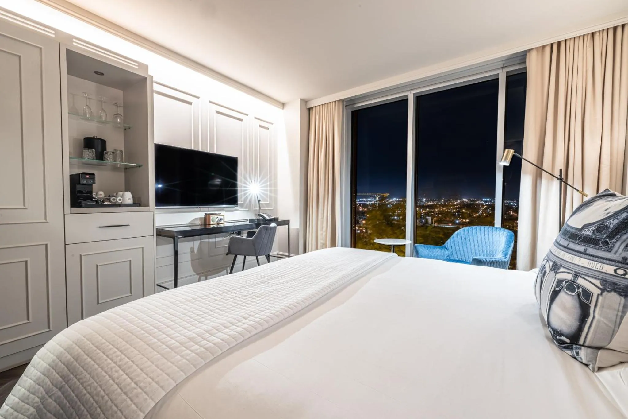 Photo of the whole room, Bed in Le Capitole Hotel