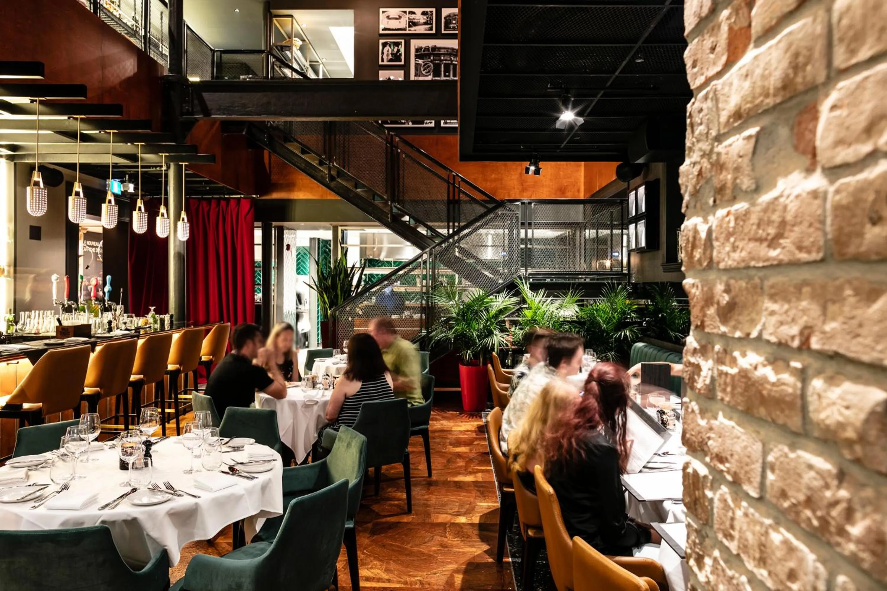 Restaurant/places to eat in Le Capitole Hotel