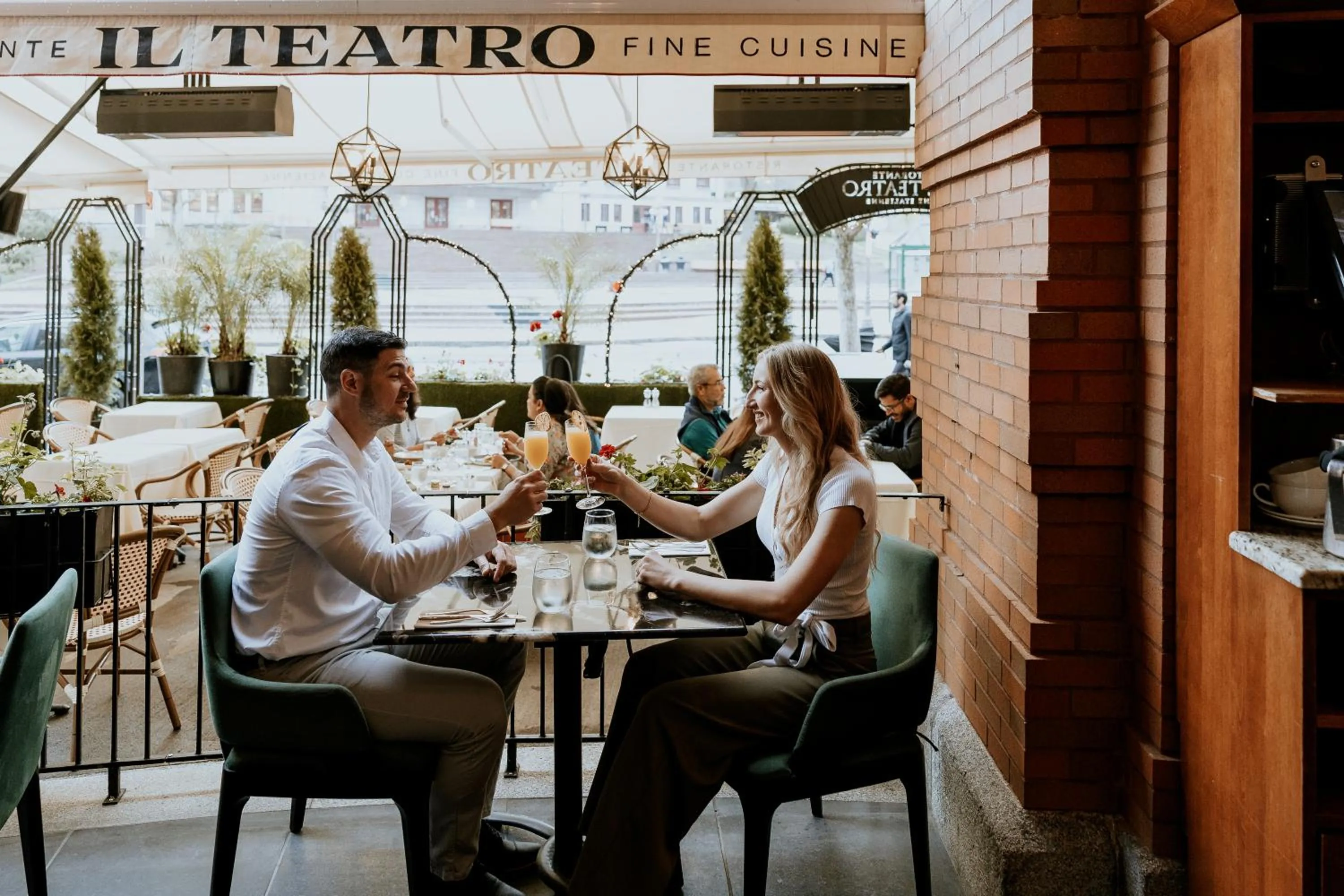 Restaurant/places to eat in Le Capitole Hotel