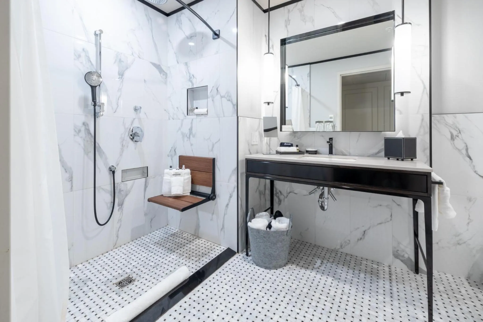 Shower in Le Capitole Hotel