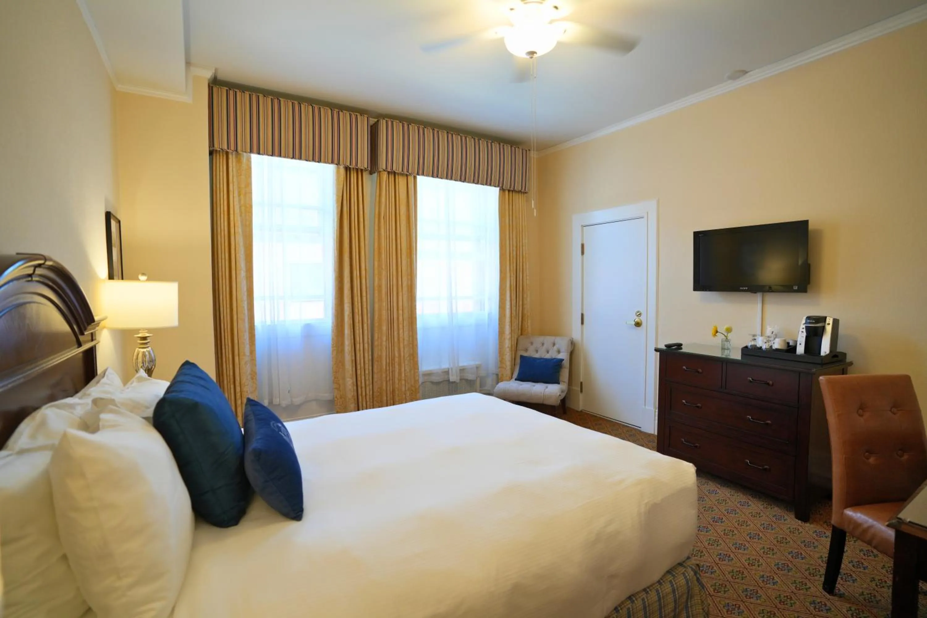 Bedroom, Bed in University Club of San Francisco