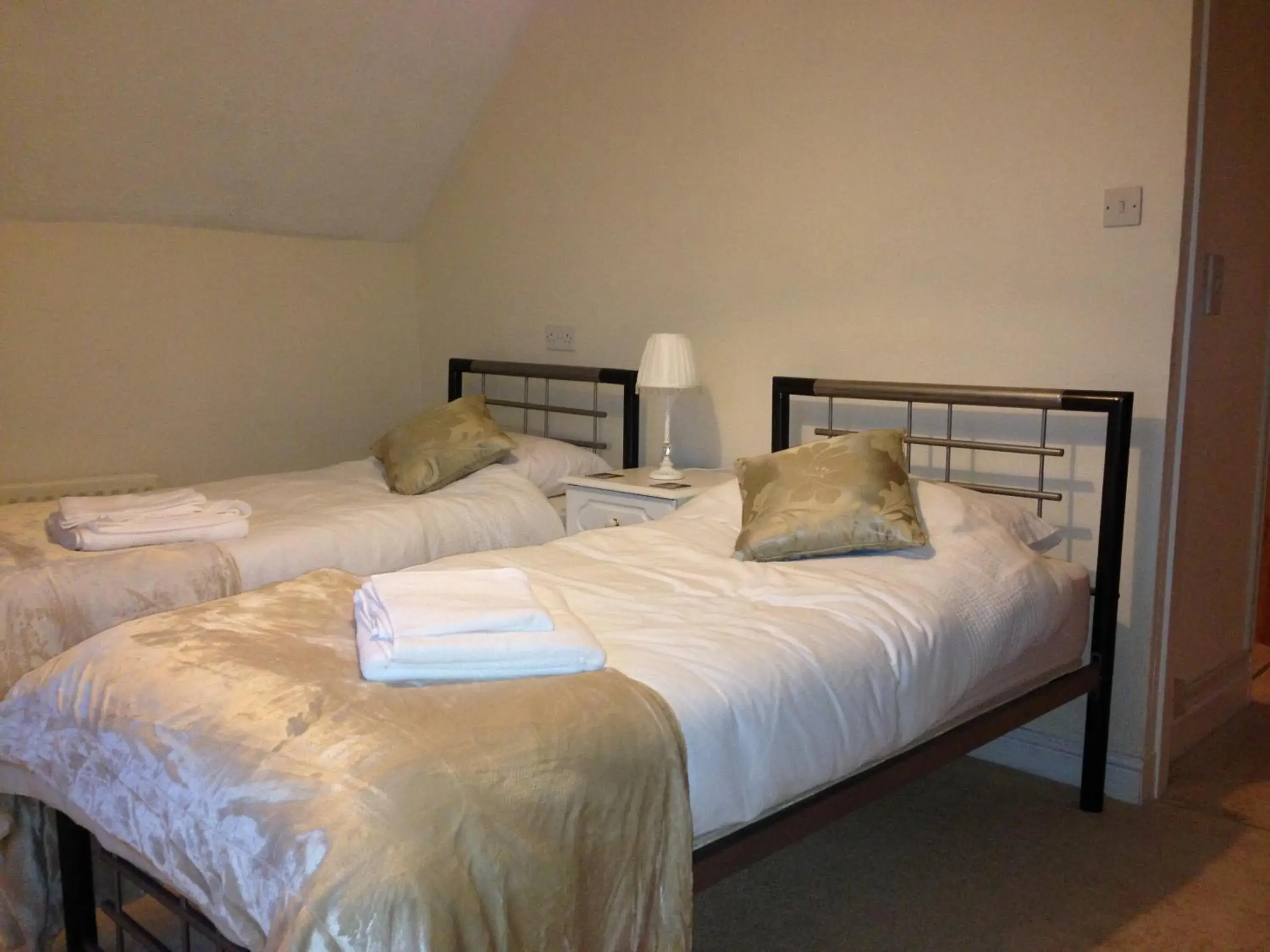 Double or Twin Room with Shower in Anchor Inn Fladbury Double or Twin Room with Shower in Anchor Inn Fladbury