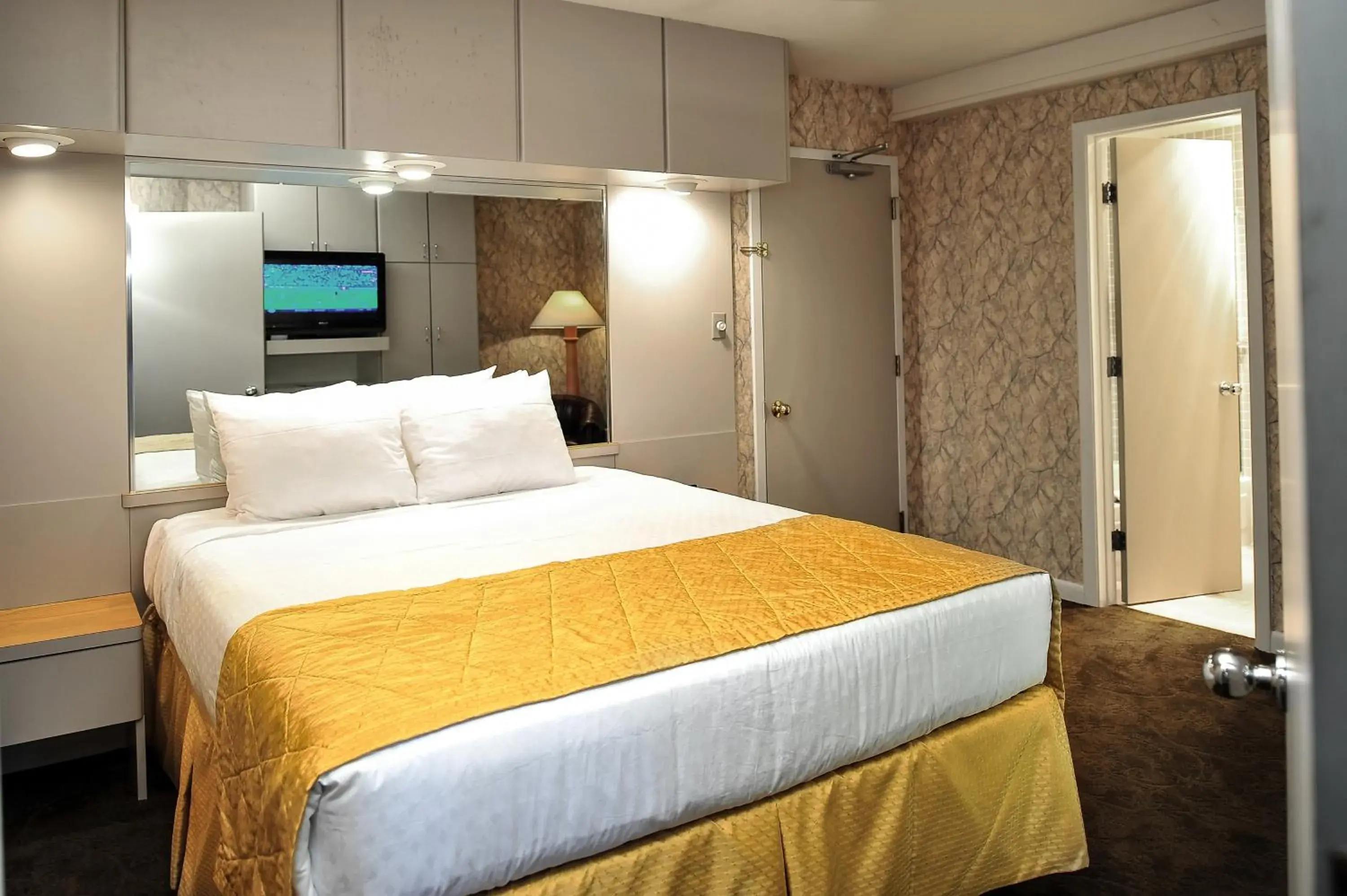 One-Bedroom Suite in The Historic Crag's Lodge One-Bedroom Suite in The Historic Crag's Lodge