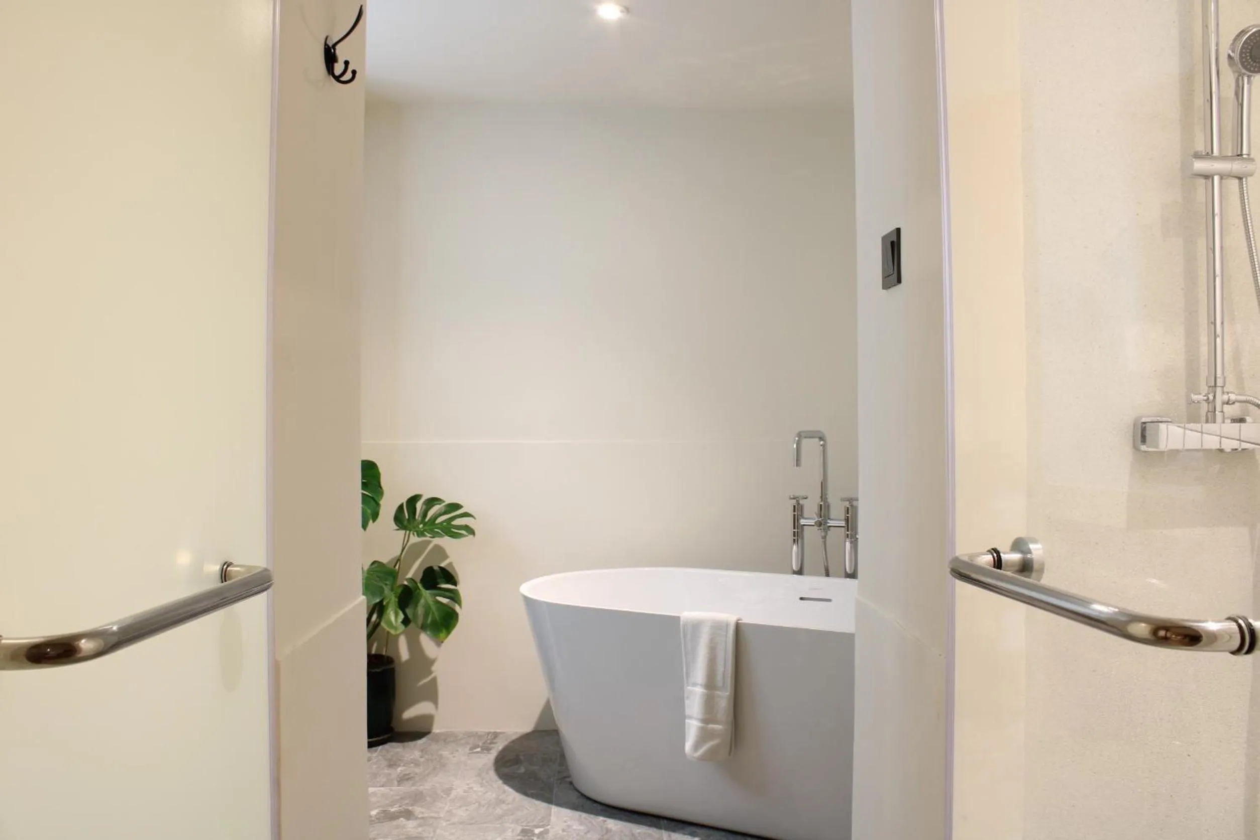 Bathroom in Baan Haad Ngam Boutique Resort