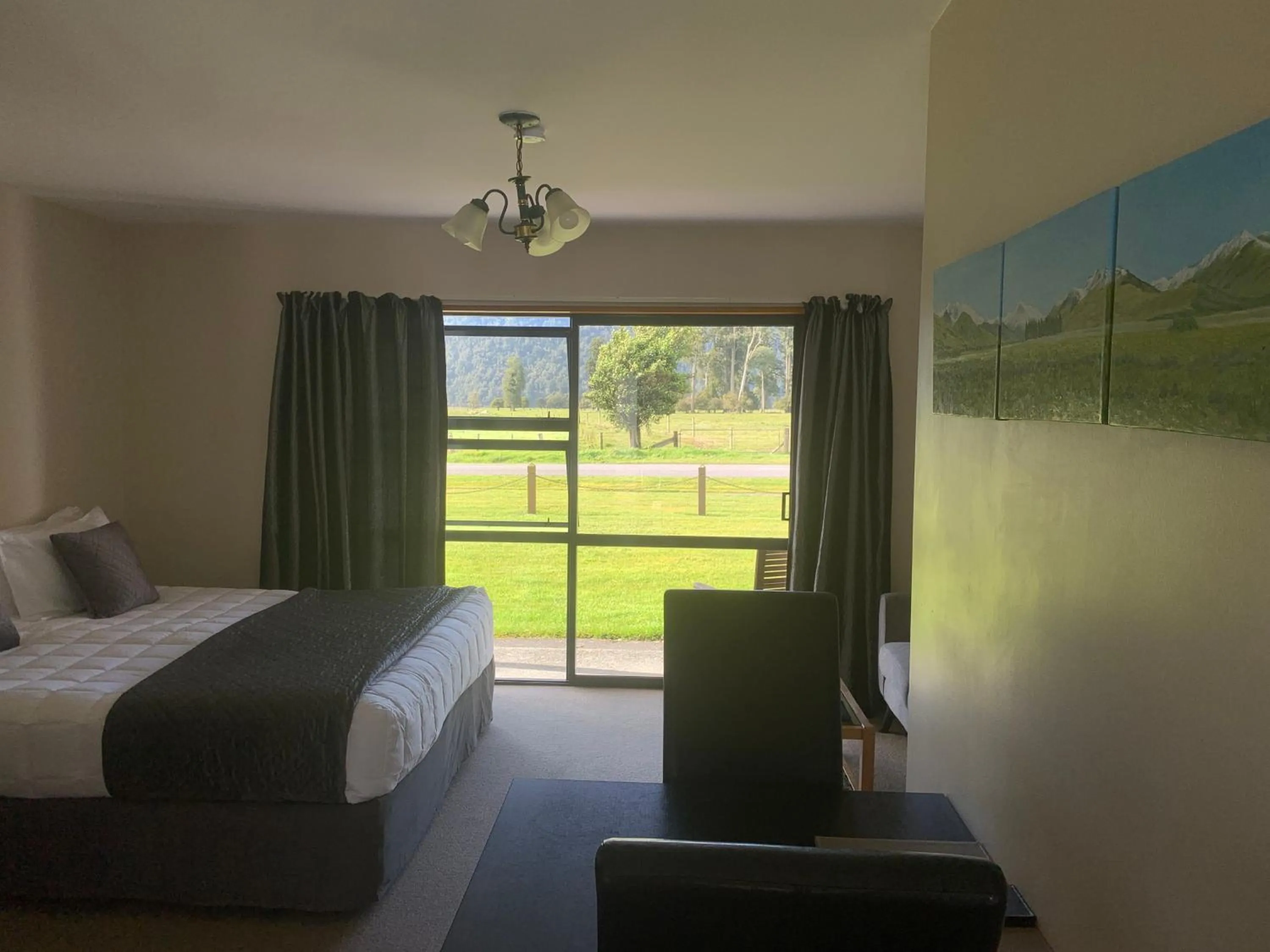 Dining area, Bed in Mt Cook View Motel - Fox Glacier
