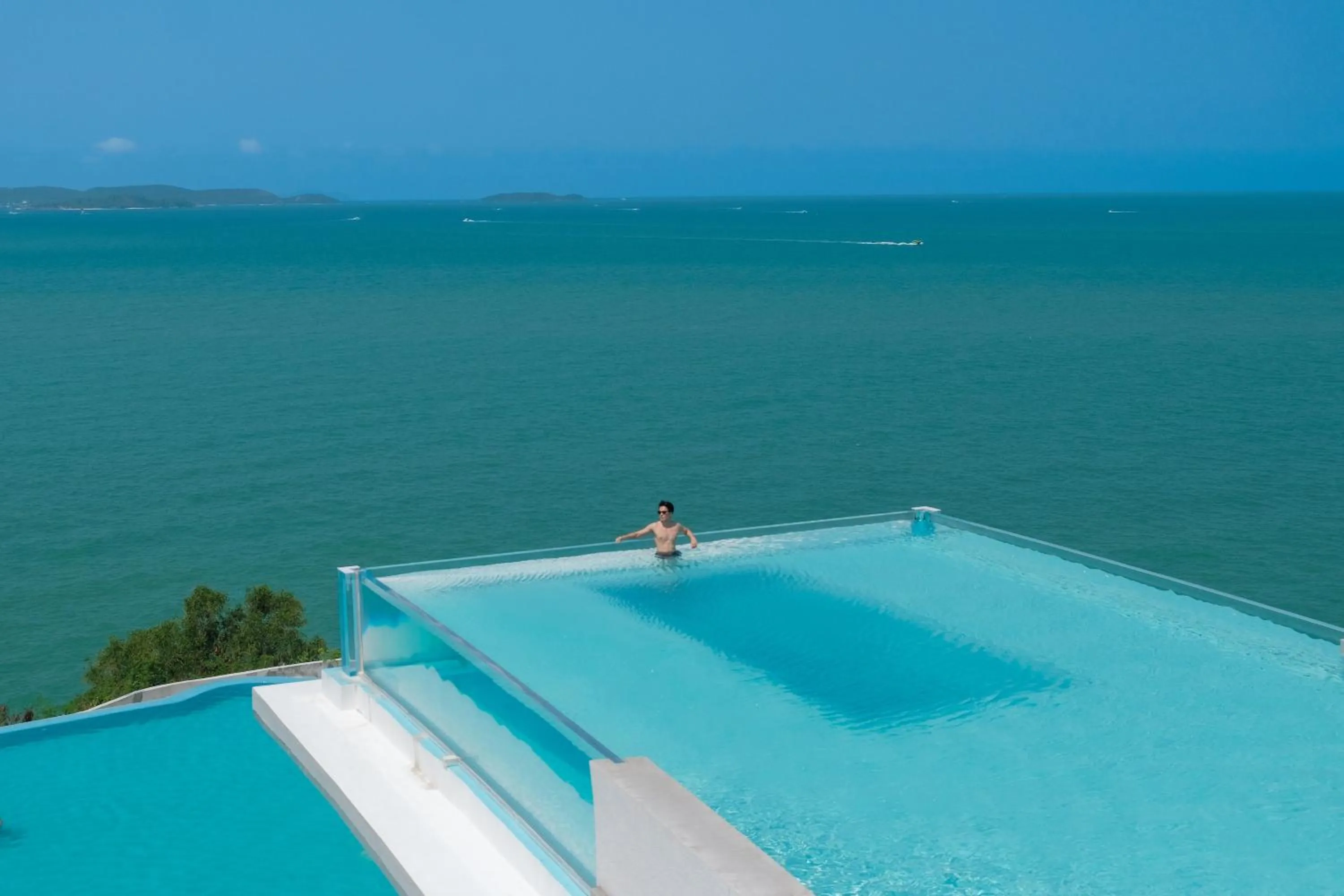 People in Royal Cliff Beach Hotel Pattaya