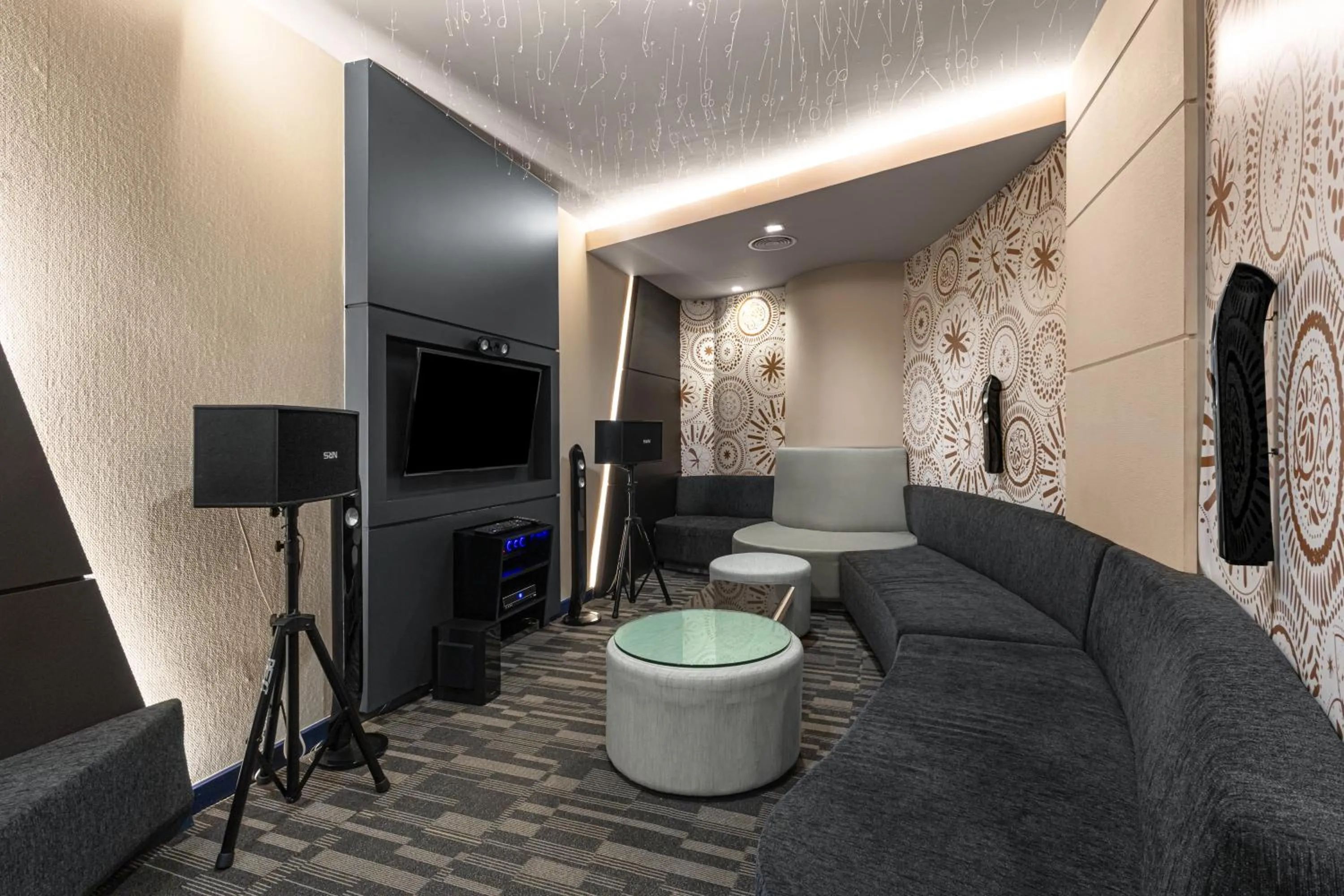 Karaoke in Royal Cliff Beach Hotel Pattaya