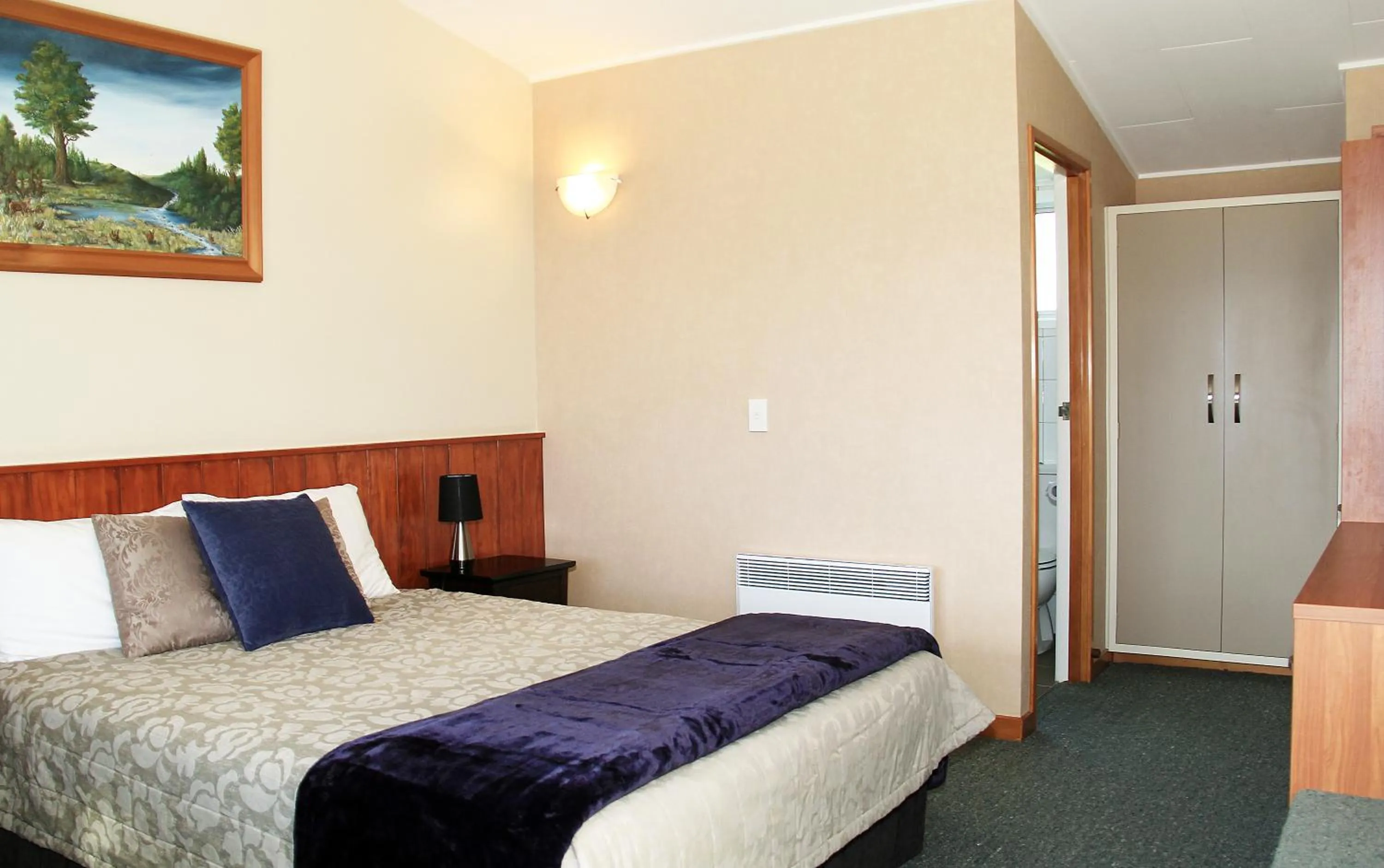 Photo of the whole room, Bed in Manapouri Lakeview Motor Inn