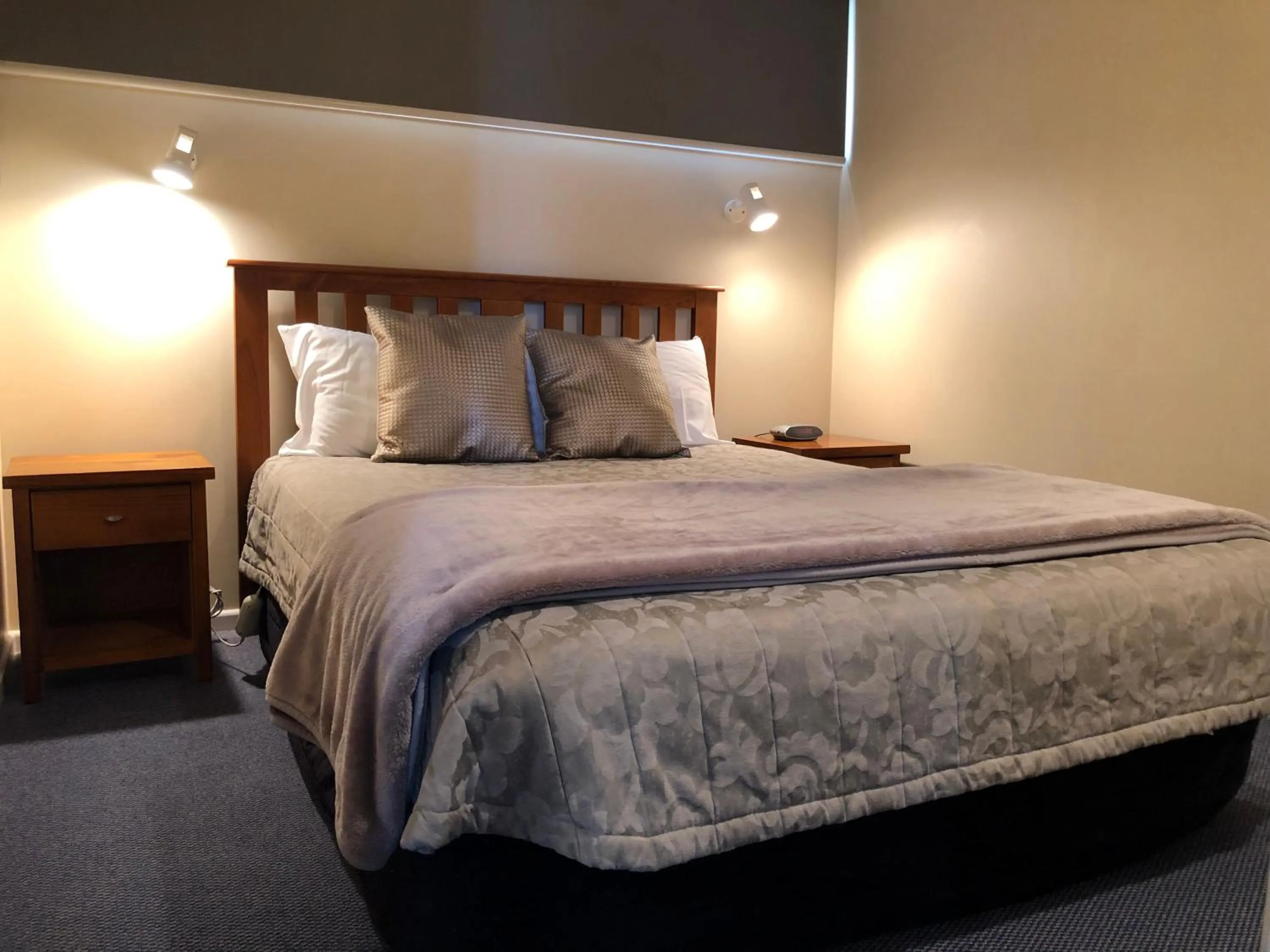 Bed in Manapouri Lakeview Motor Inn