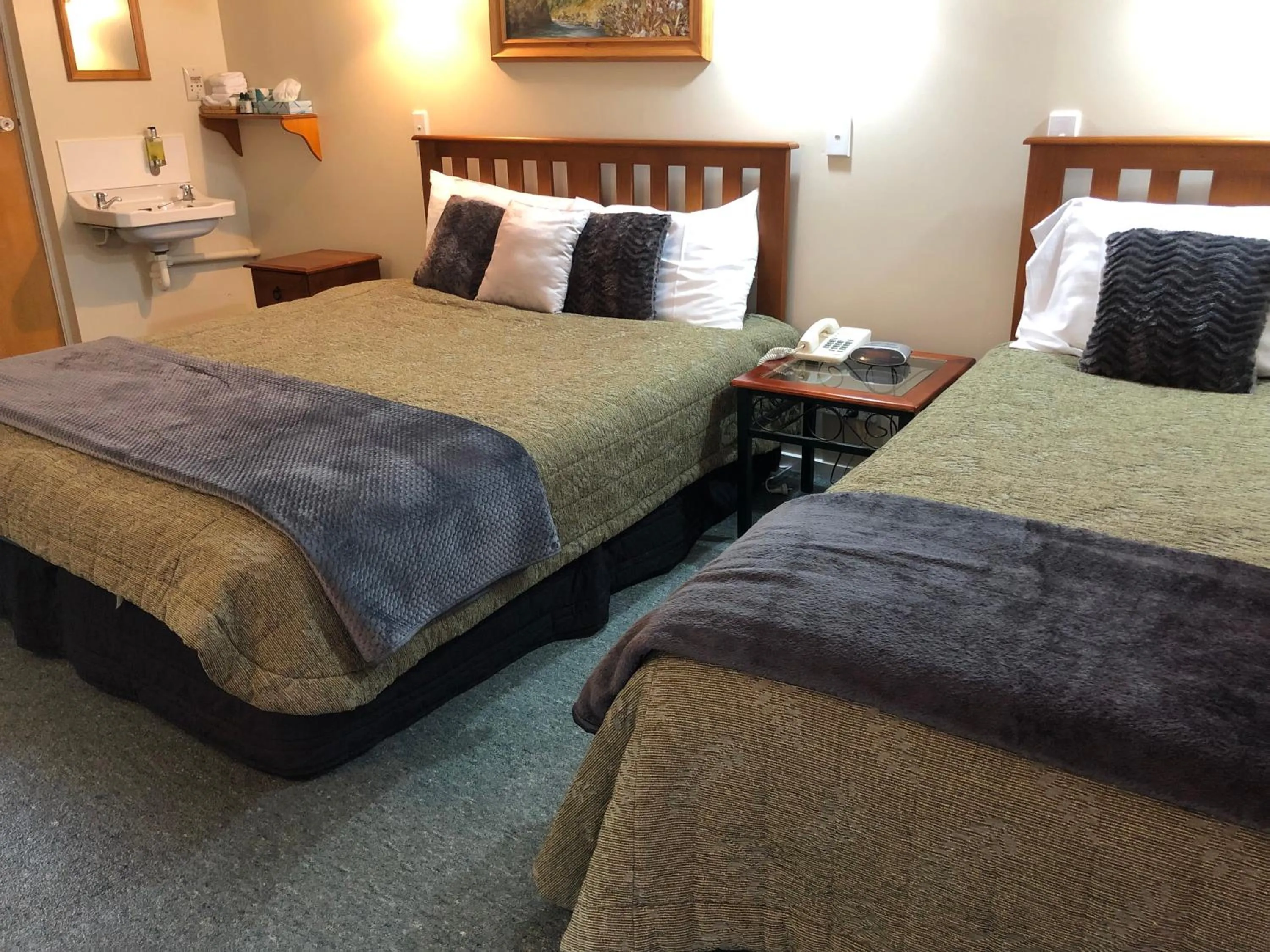 Bed in Manapouri Lakeview Motor Inn