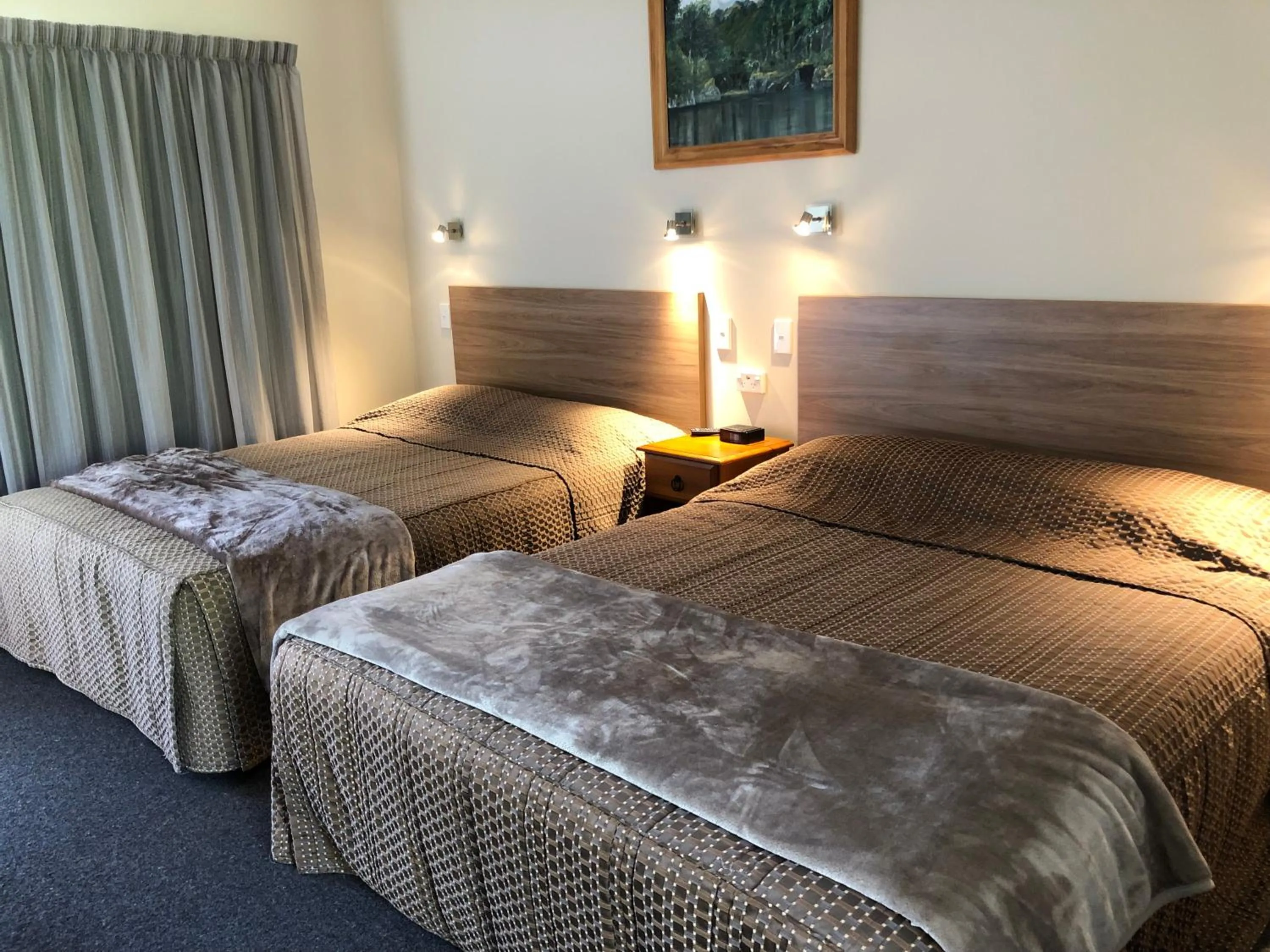 Bed in Manapouri Lakeview Motor Inn