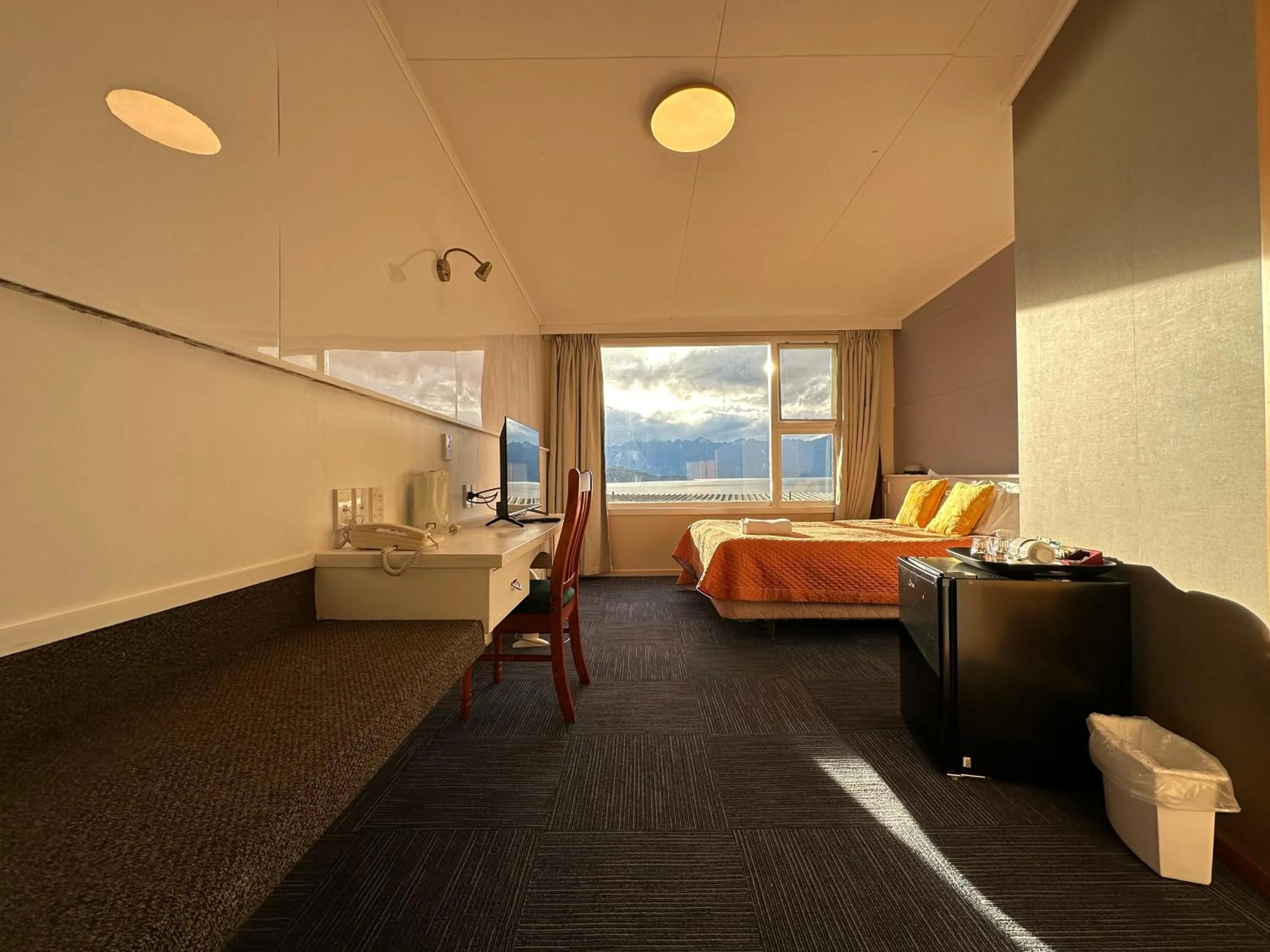 Bed in Manapouri Lakeview Motor Inn