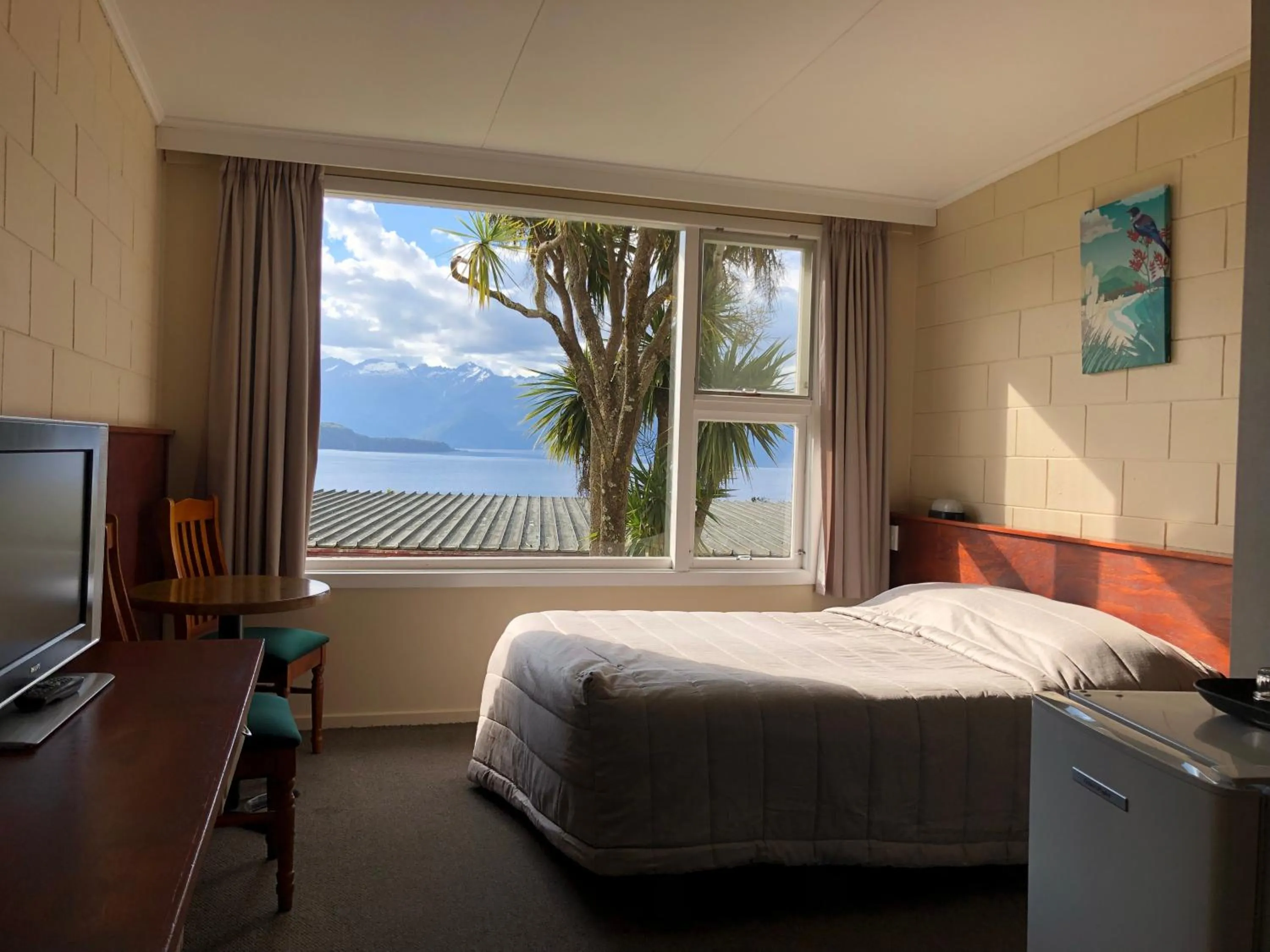 Bed in Manapouri Lakeview Motor Inn