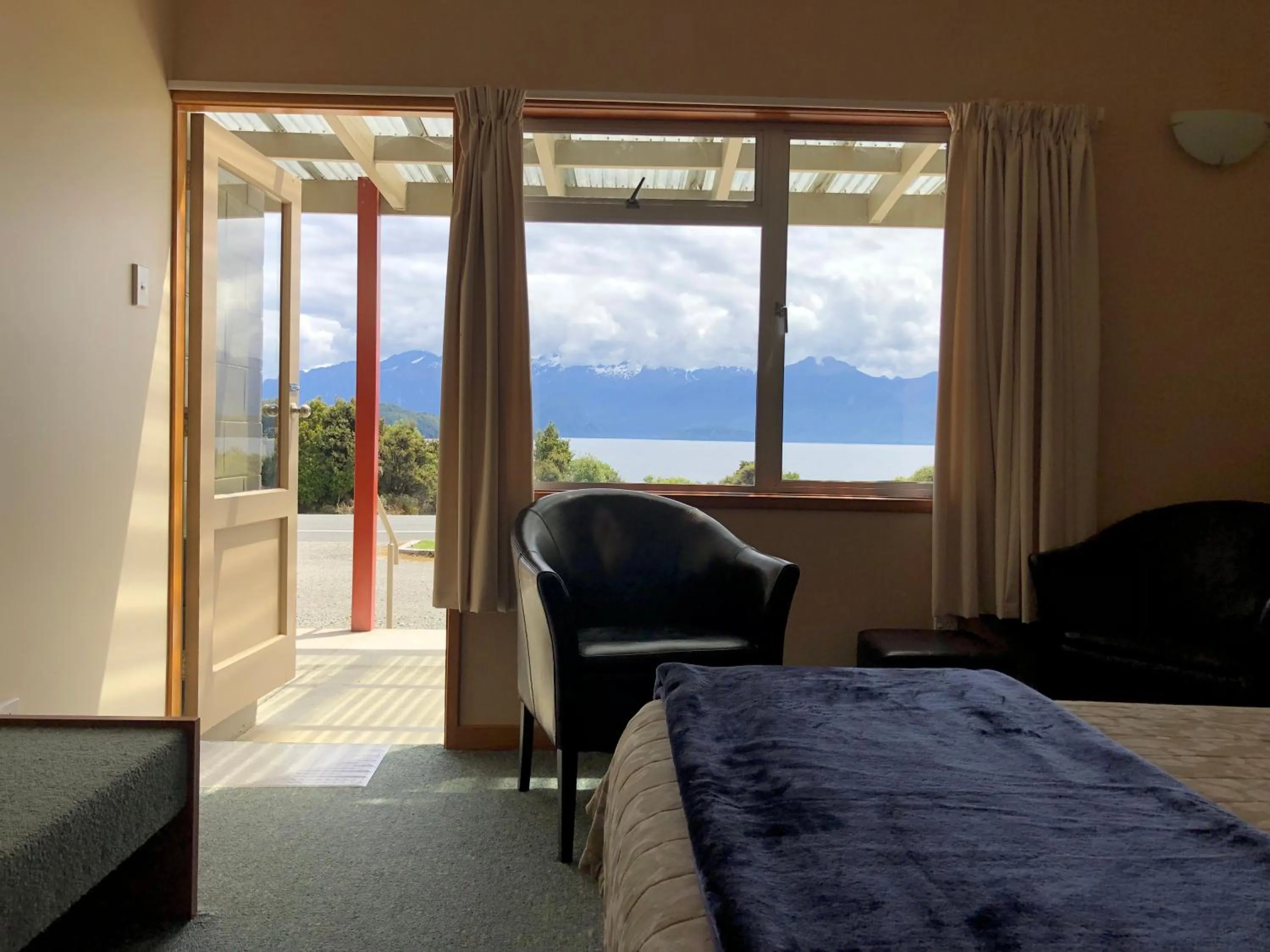 Bed in Manapouri Lakeview Motor Inn