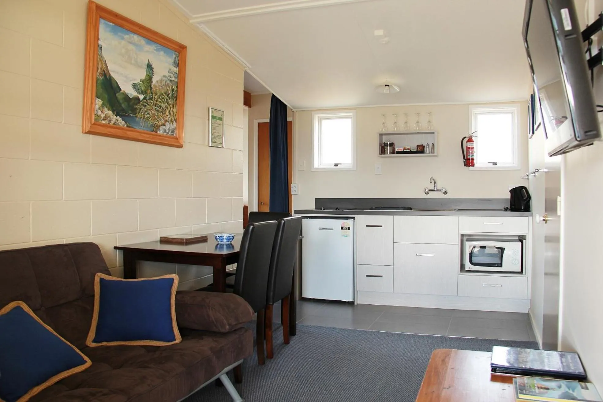 Kitchen or kitchenette in Manapouri Lakeview Motor Inn