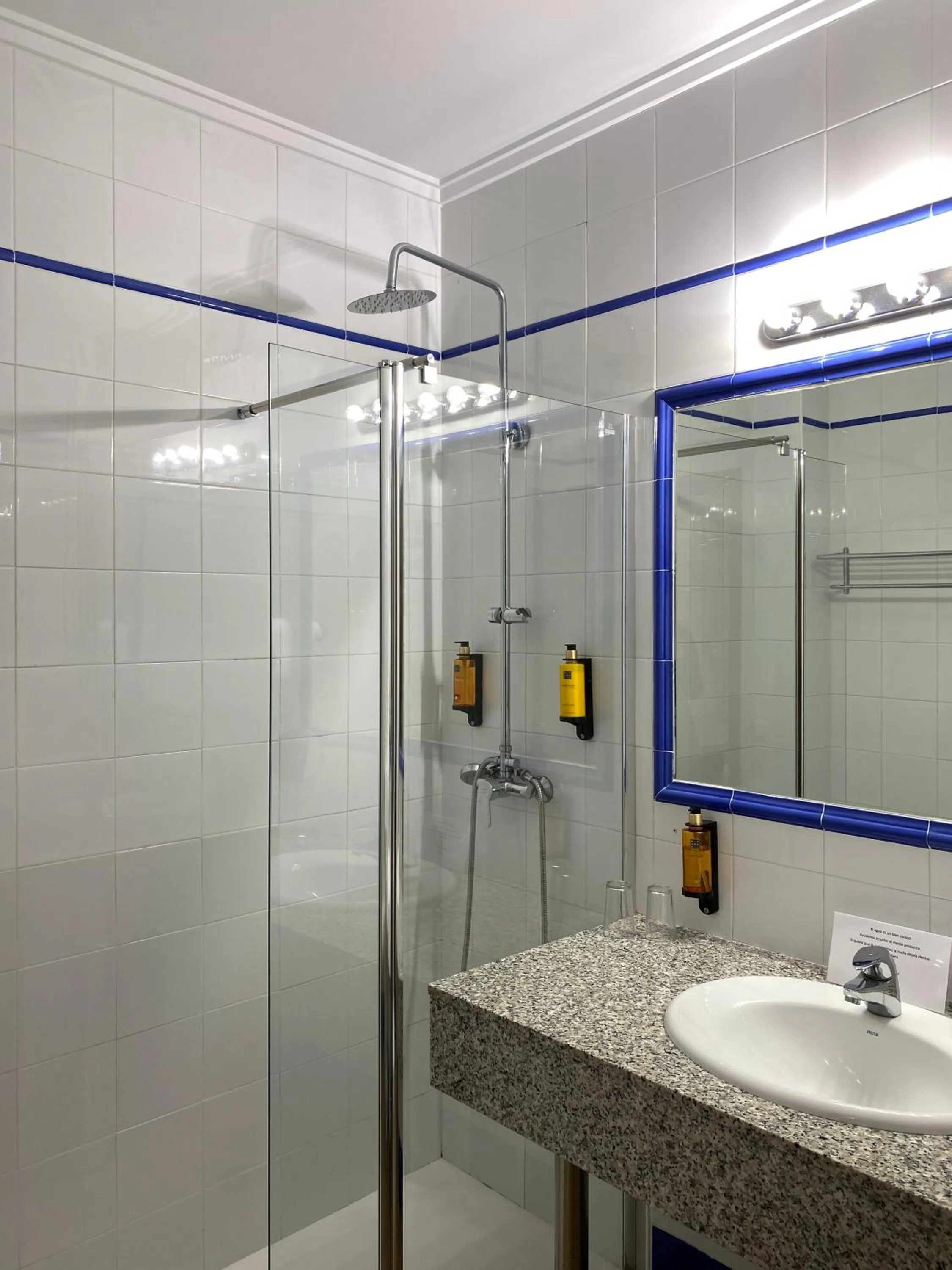 Bathroom in Hotel Ramis fundado en 1969