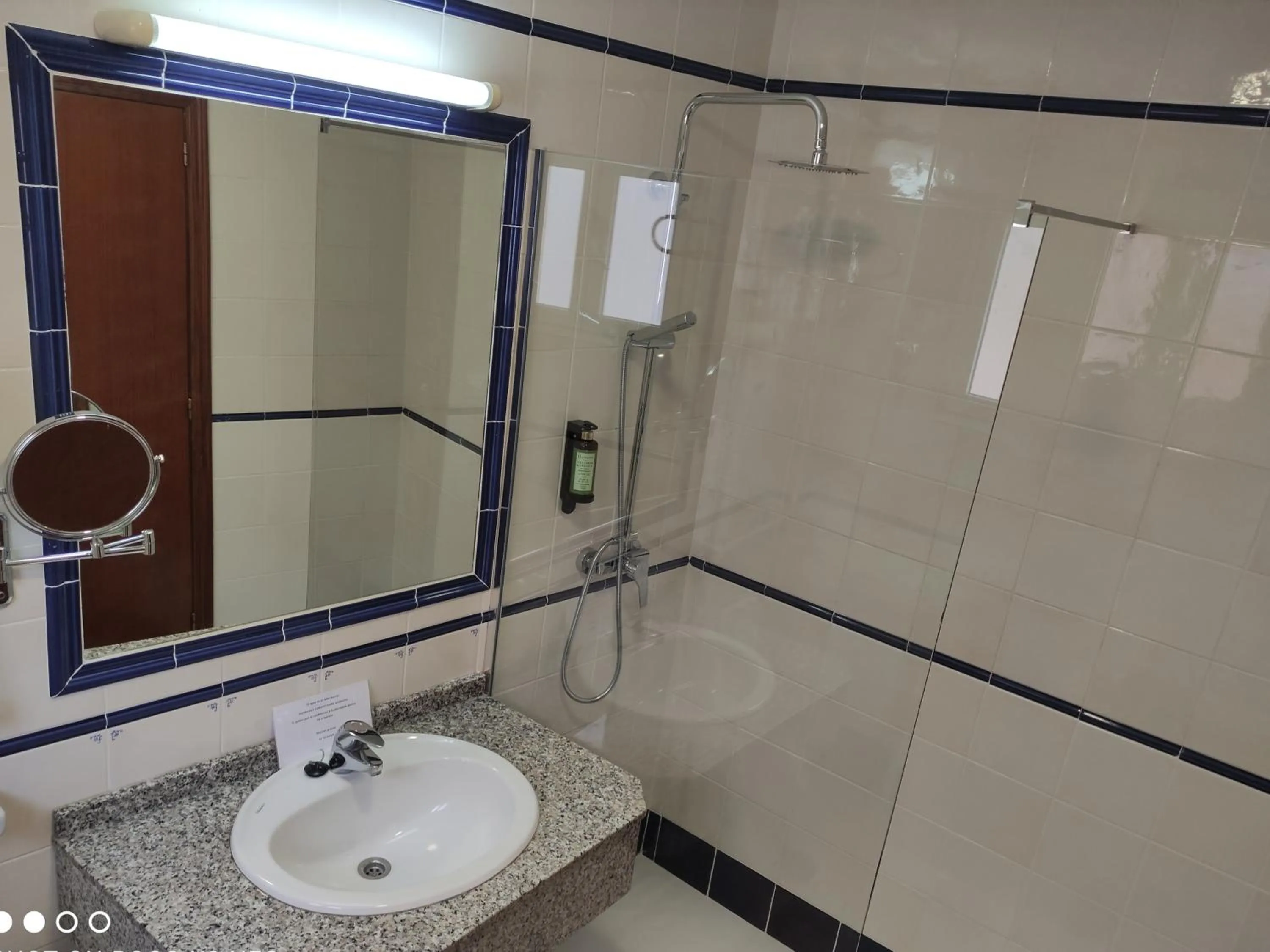 Bathroom in Hotel Ramis fundado en 1969