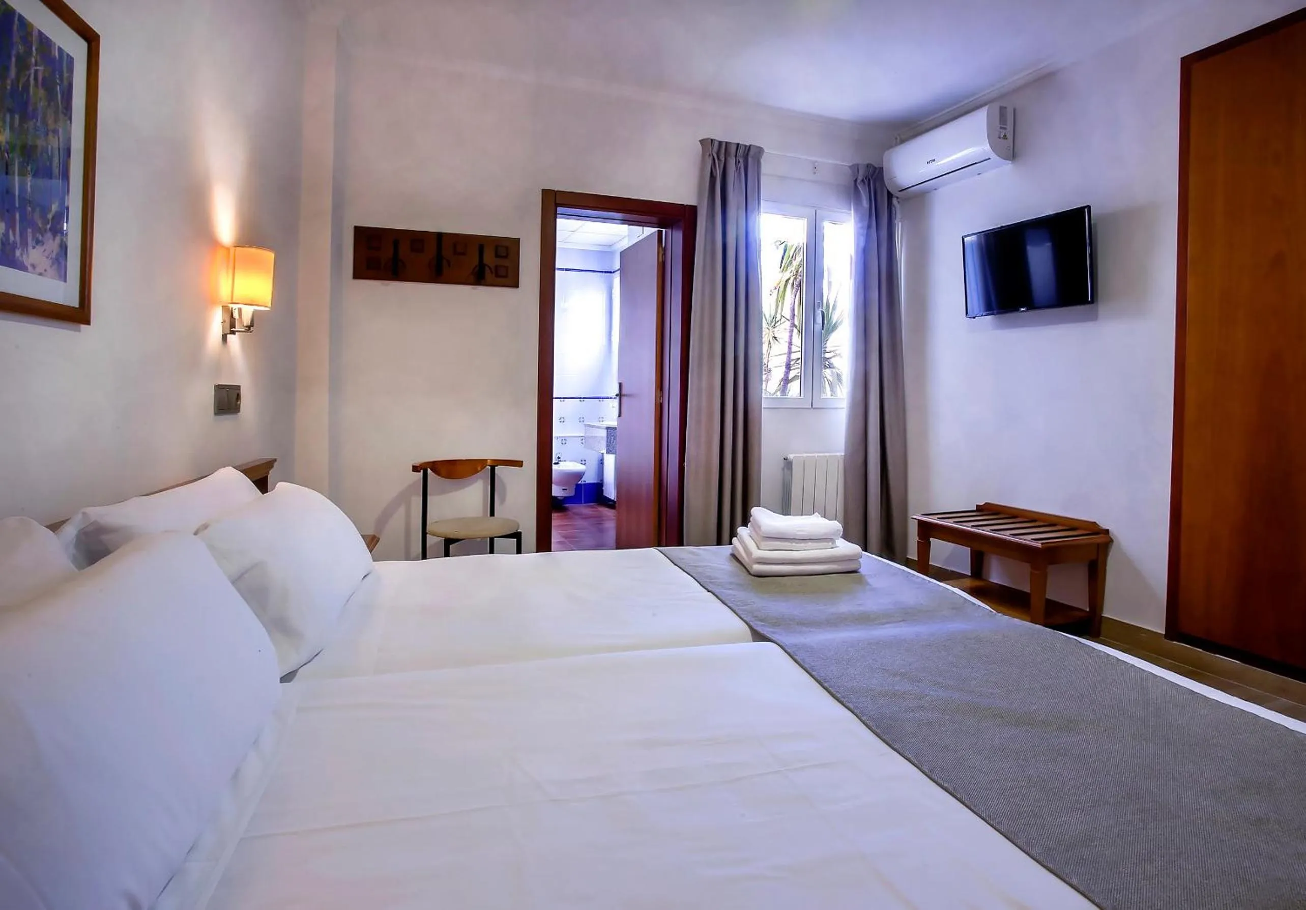 air conditioner, Bed in Hotel Ramis fundado en 1969