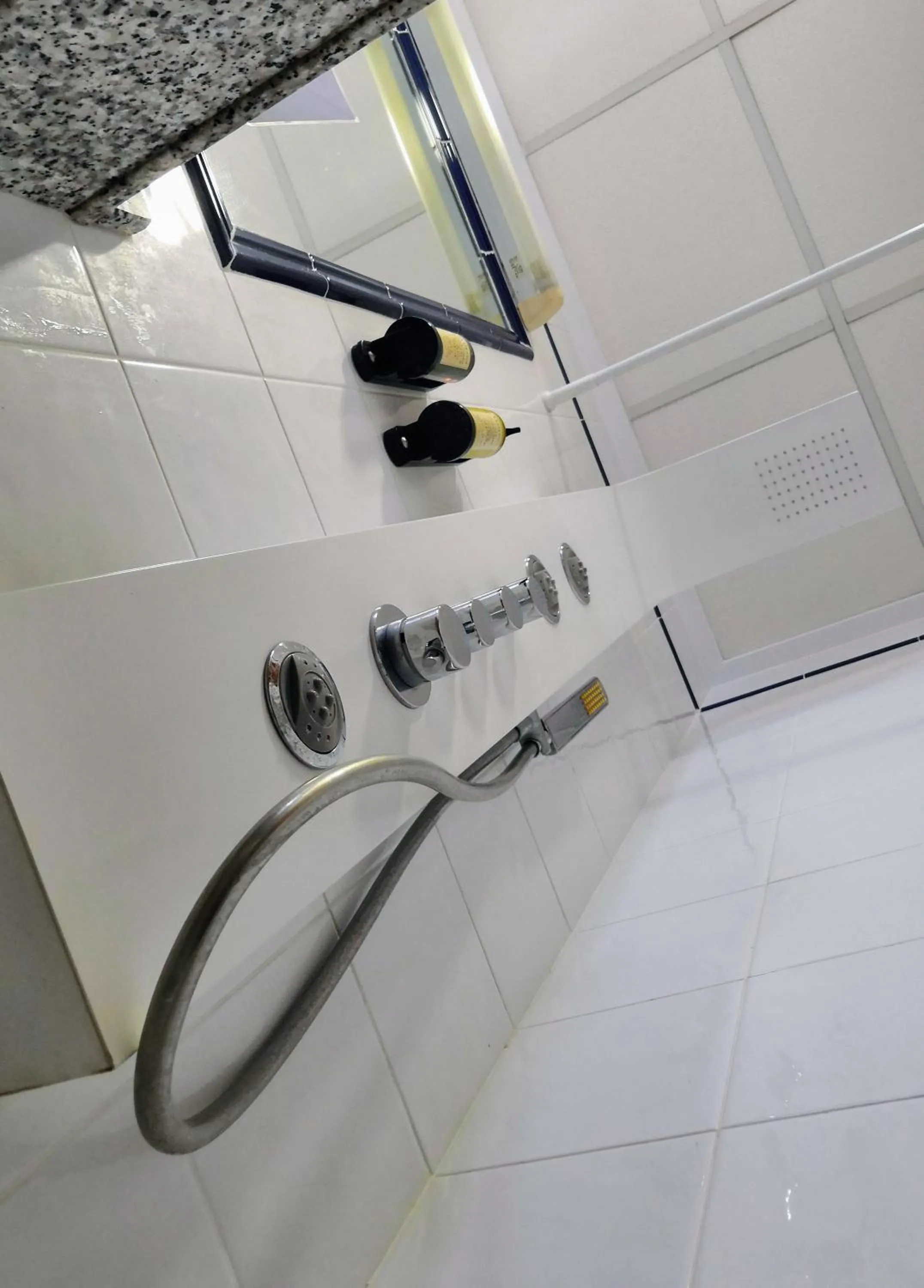 Shower in Hotel Ramis fundado en 1969