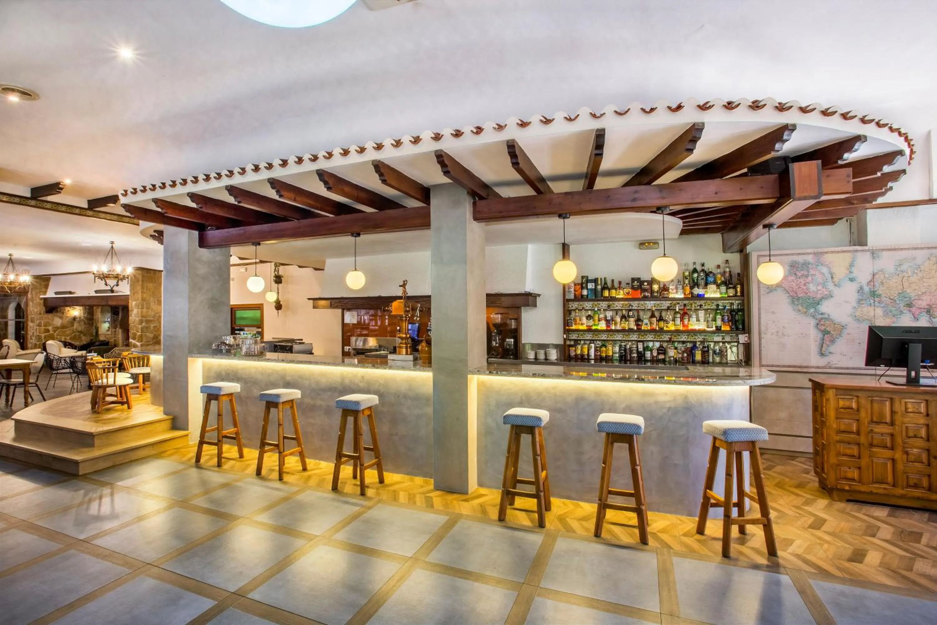 Lounge or bar in Hotel Ramis fundado en 1969