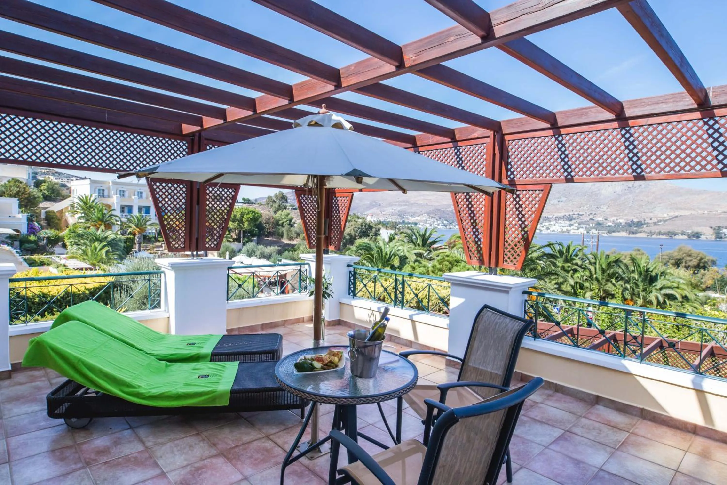 Crithoni's Paradise Hotel