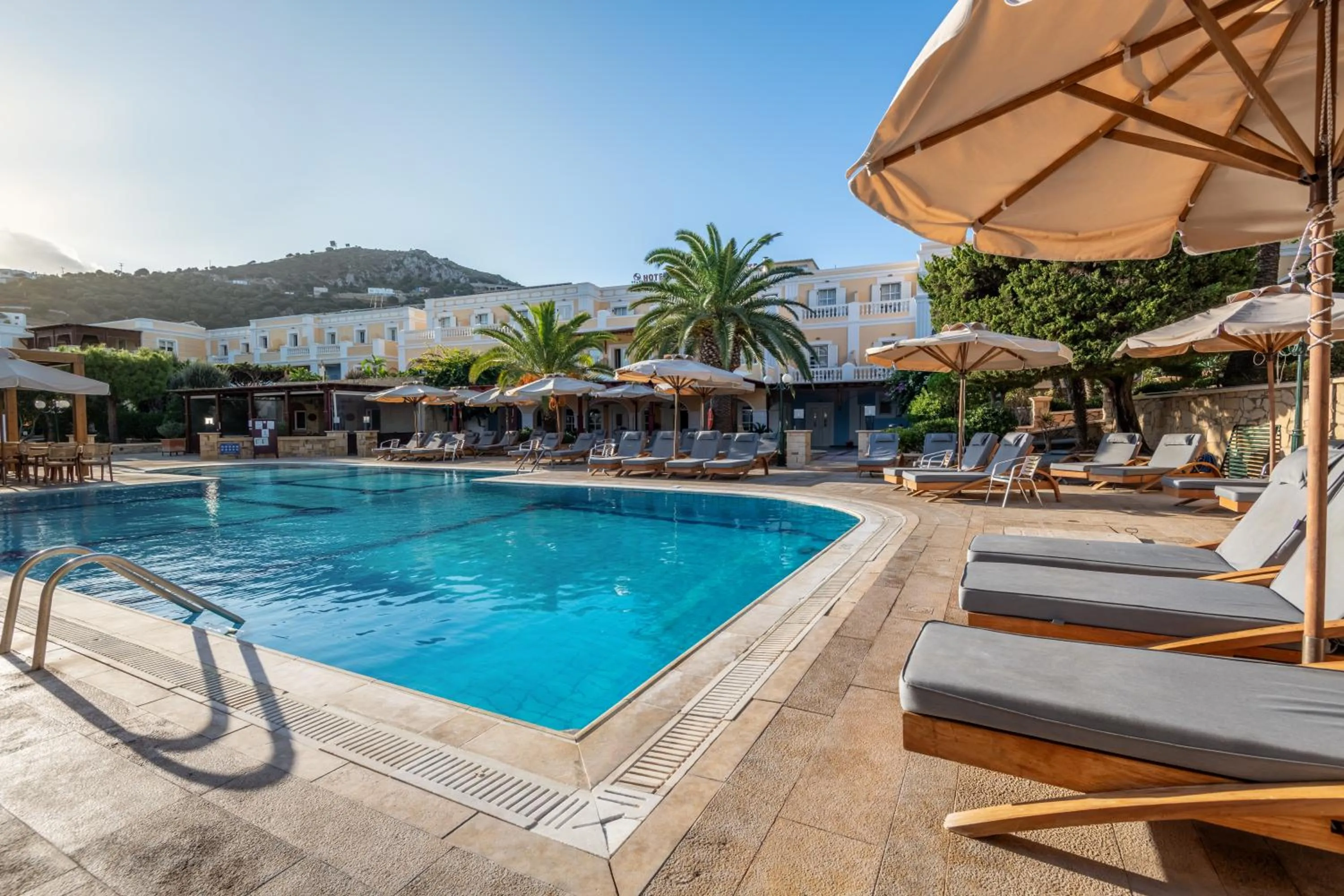 Crithoni's Paradise Hotel