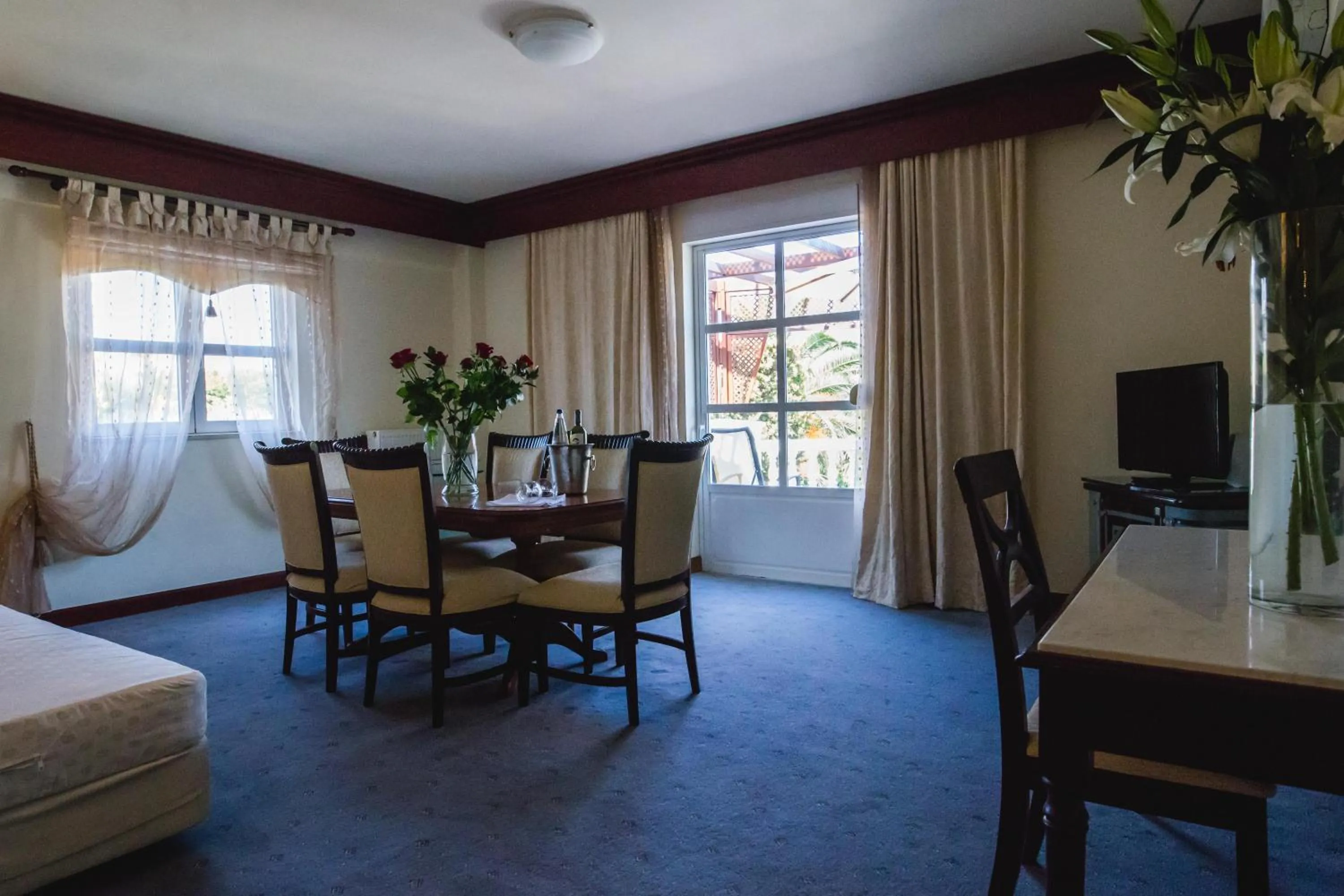 Crithoni's Paradise Hotel