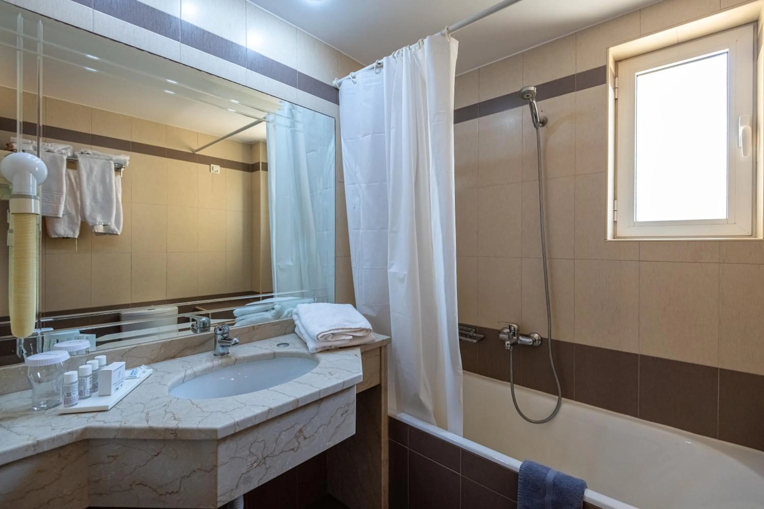 Crithoni's Paradise Hotel