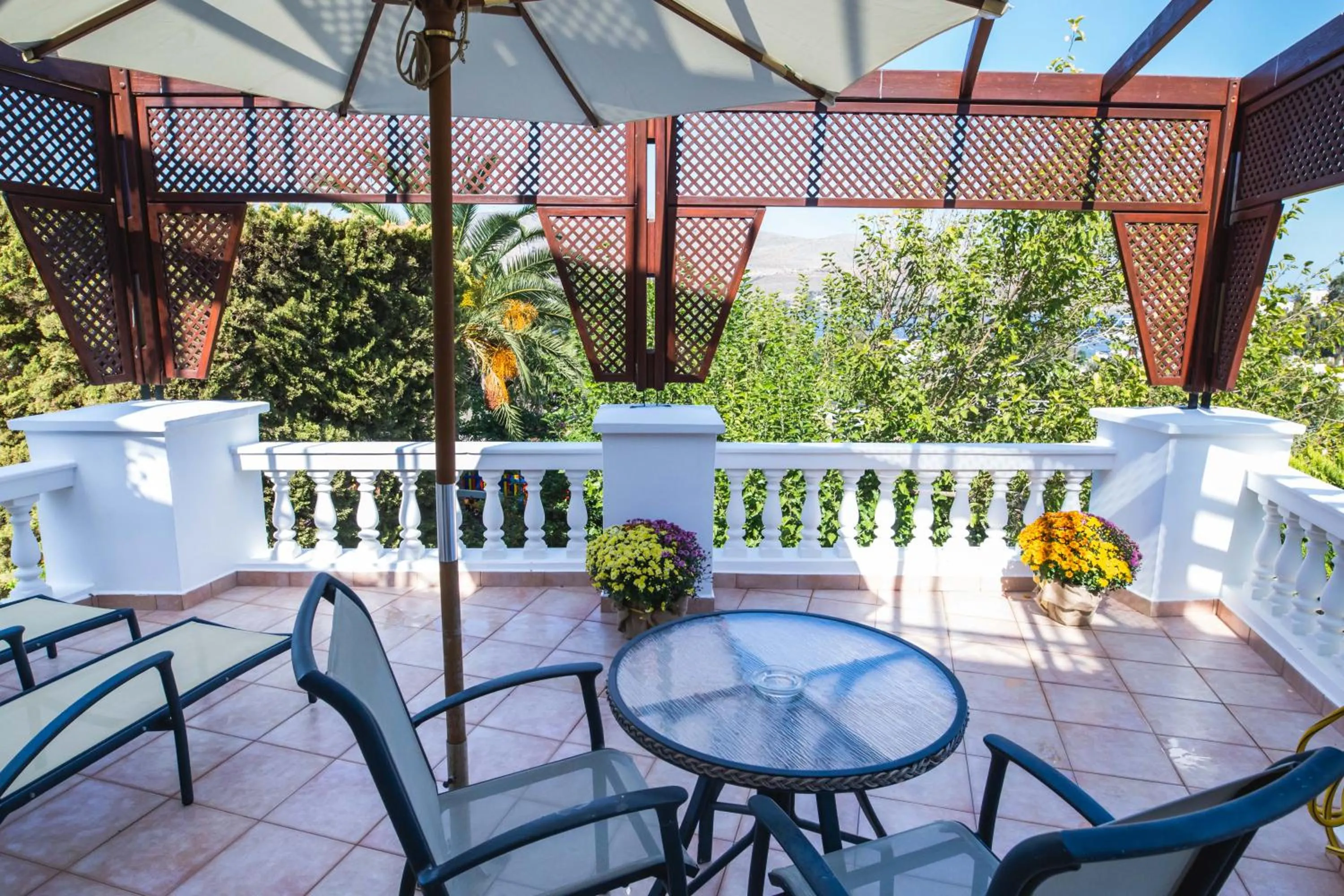 Crithoni's Paradise Hotel