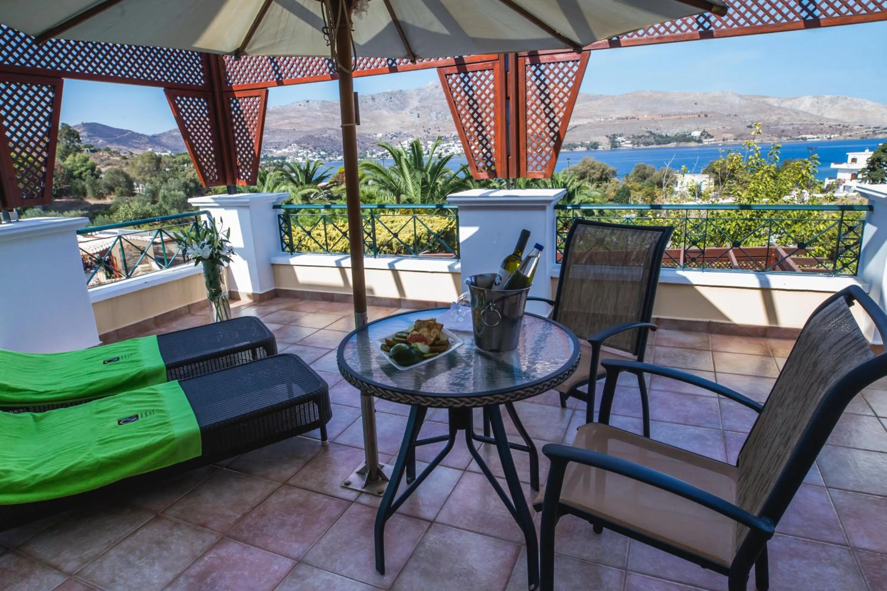 Crithoni's Paradise Hotel