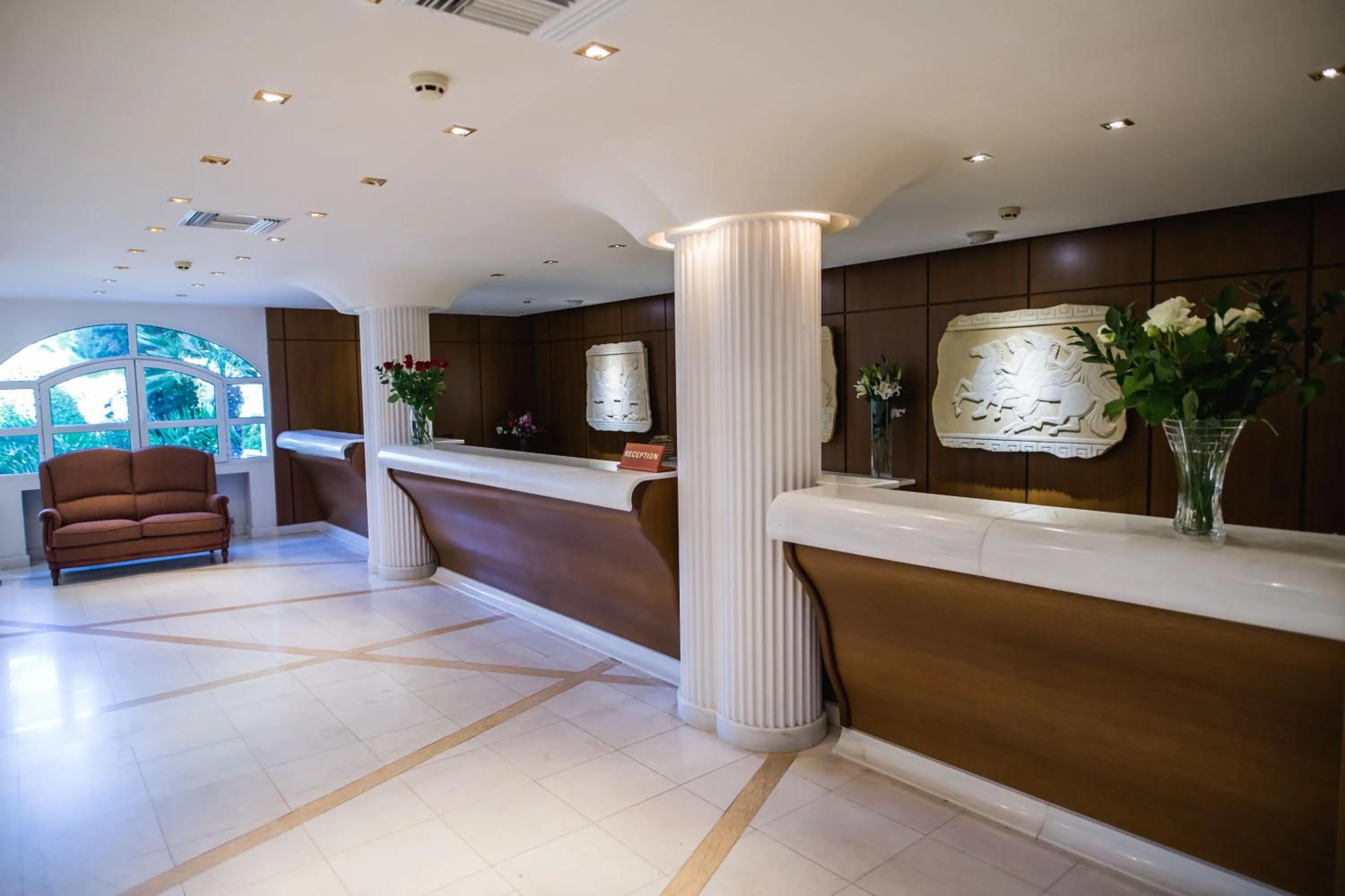 Crithoni's Paradise Hotel