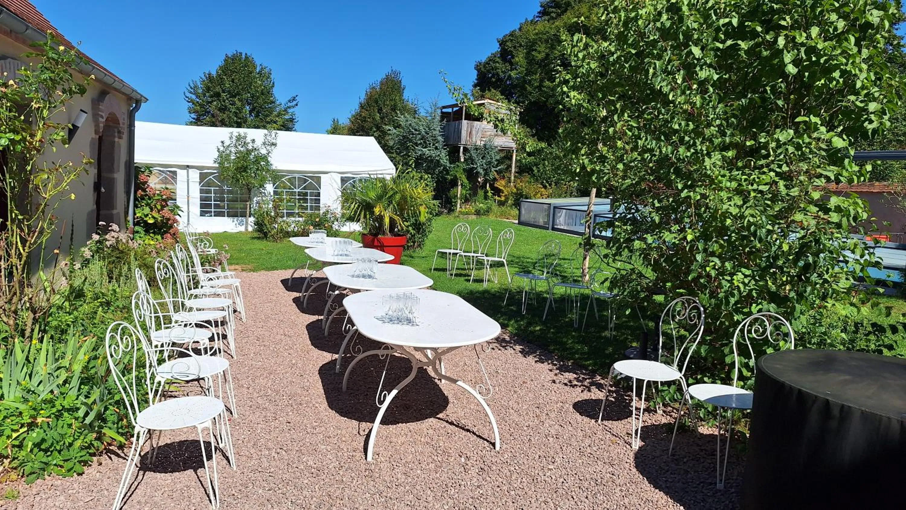 Garden view in Au Puy Des Vérités