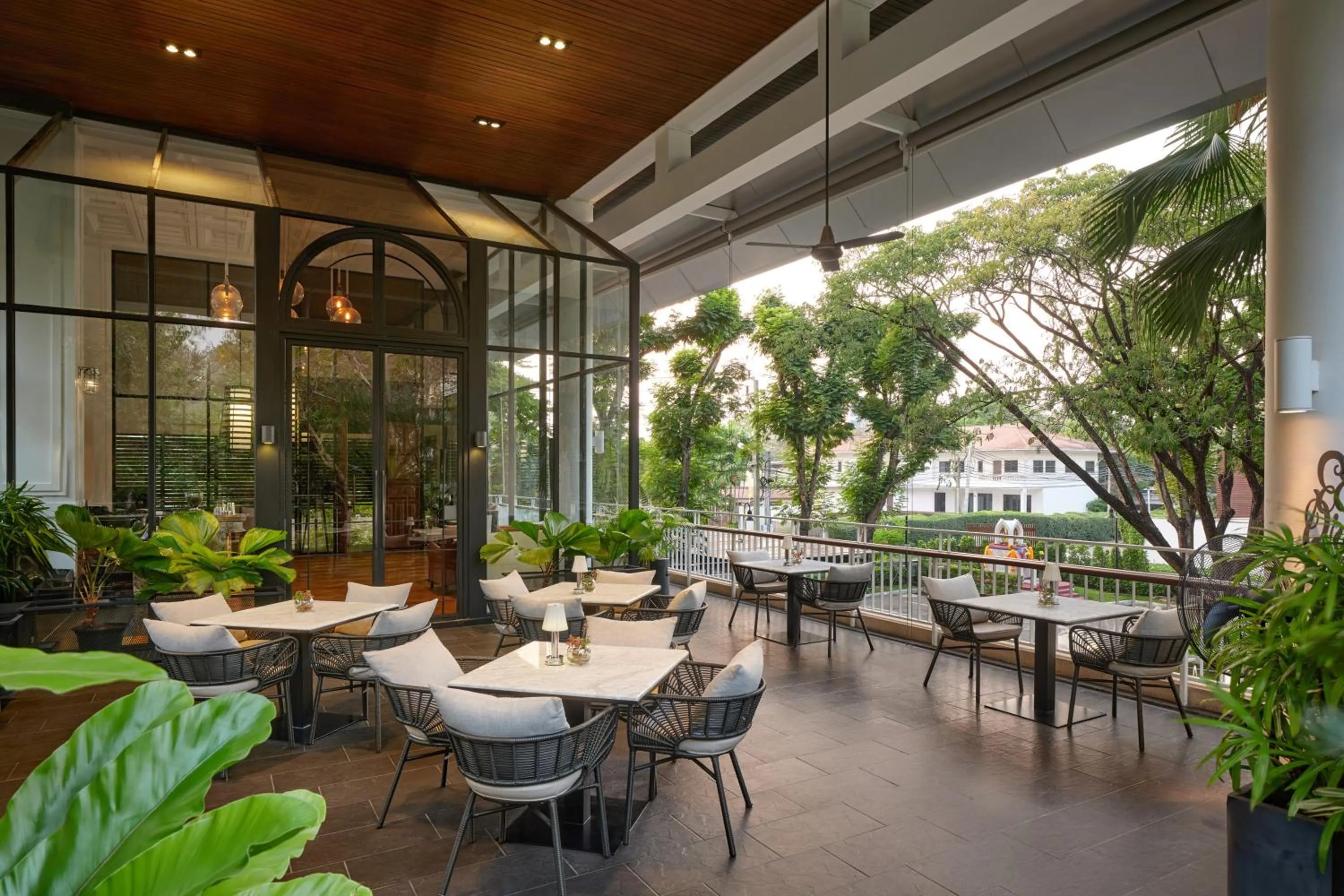 Restaurant/places to eat in The Park Nine Hotel Srinakarin