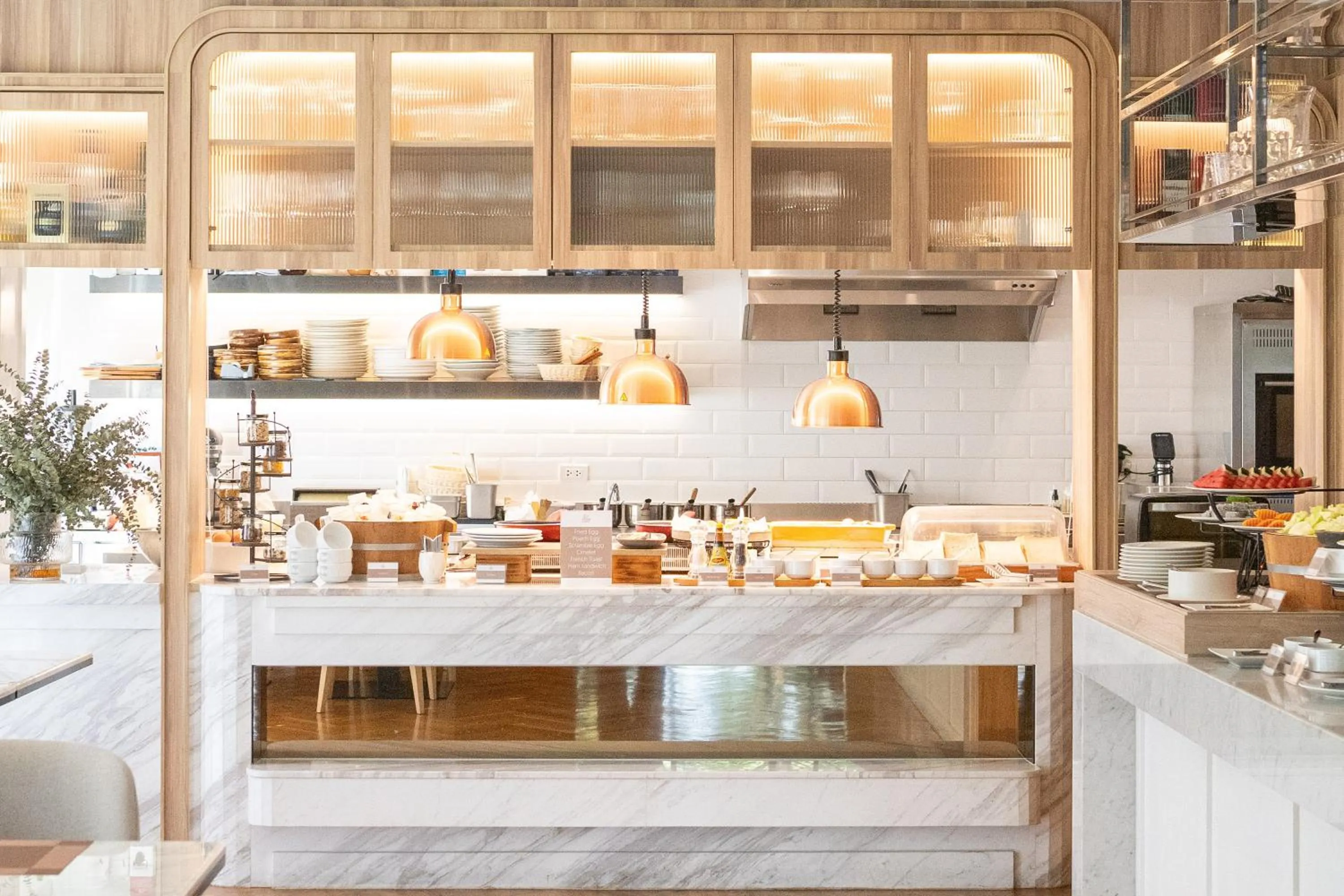 Restaurant/places to eat in The Park Nine Hotel Srinakarin