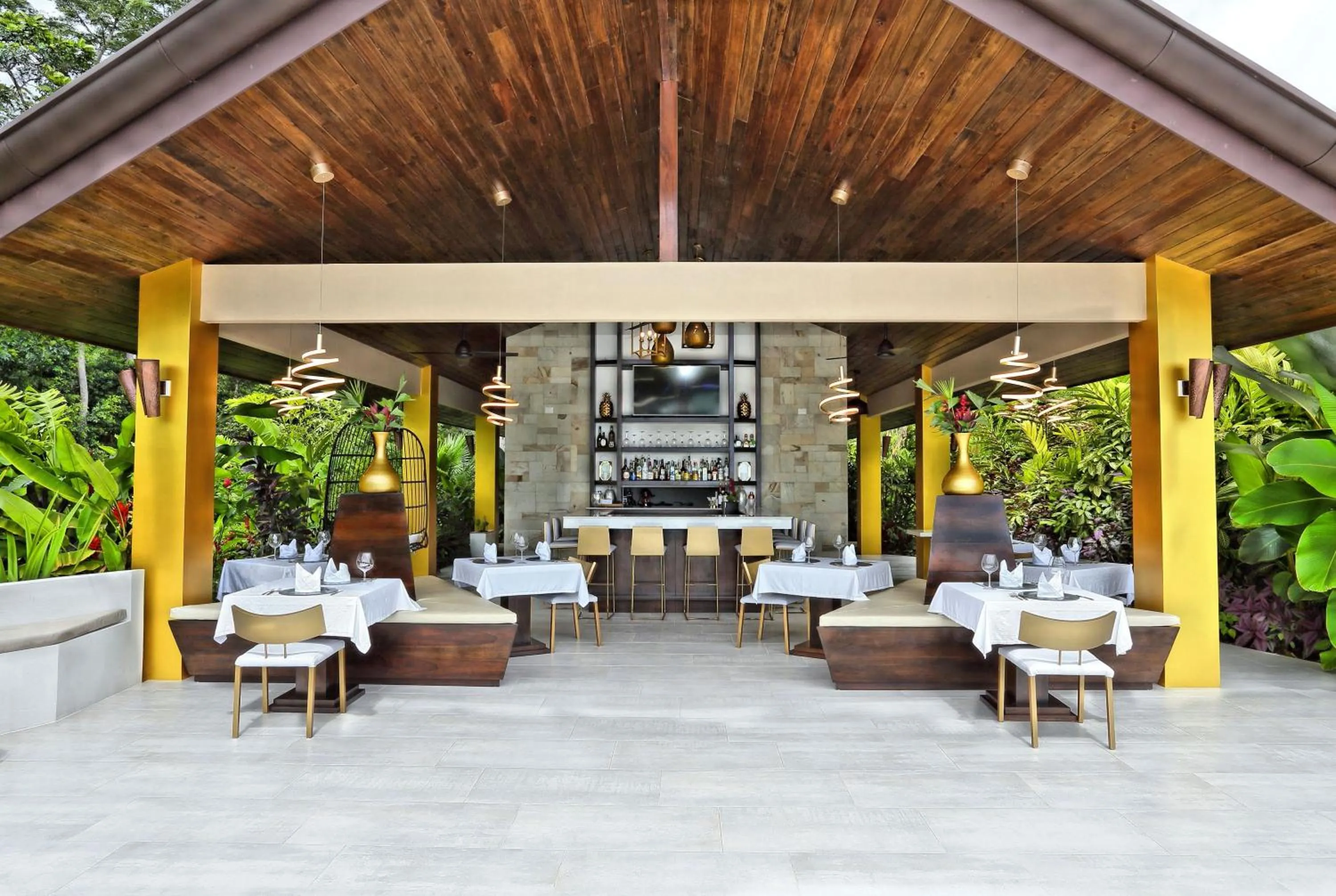 Restaurant/places to eat in Golden Pineapple Villas-Adults Only