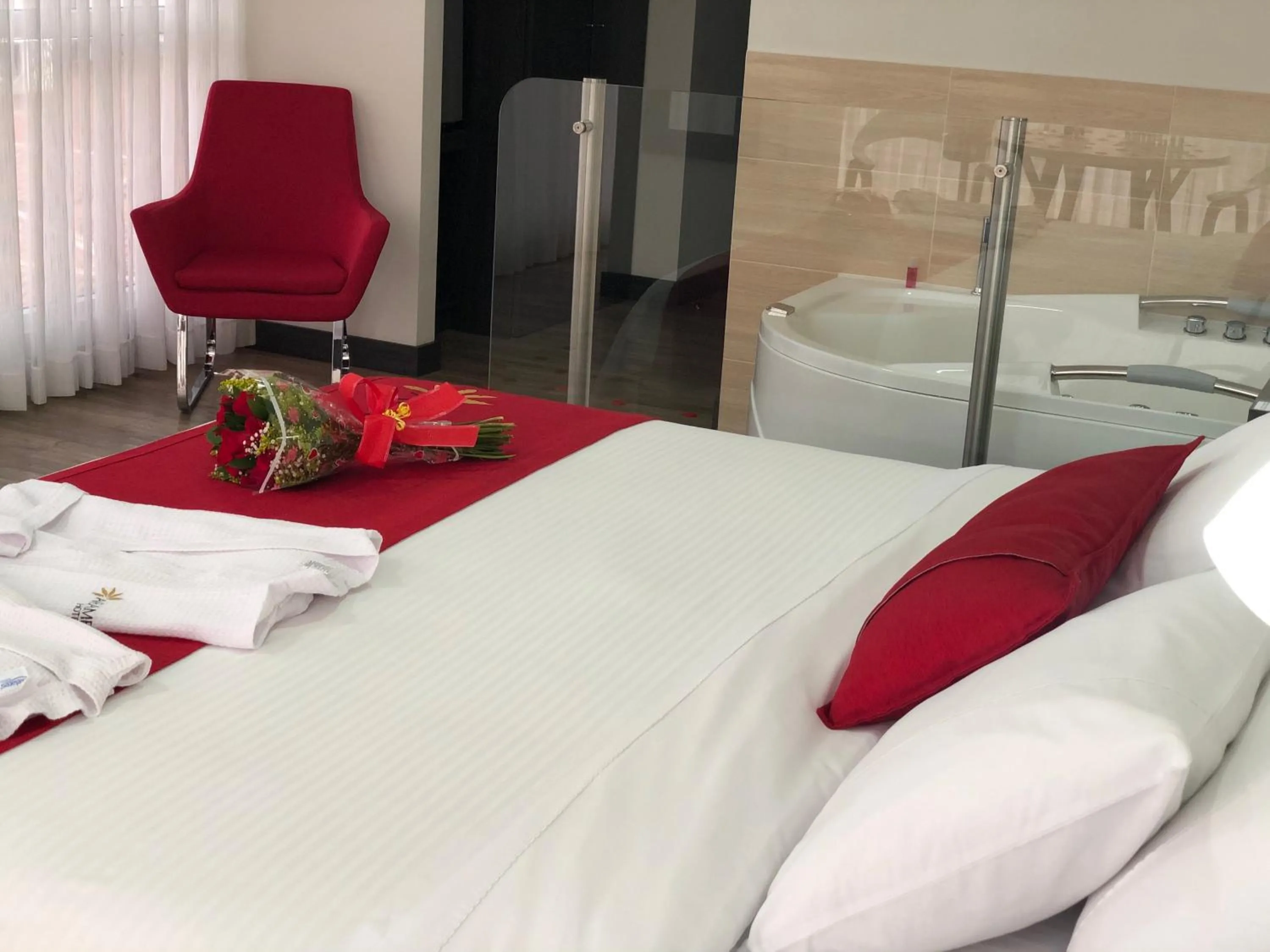 Hot Tub, Bed in Arame Hotel