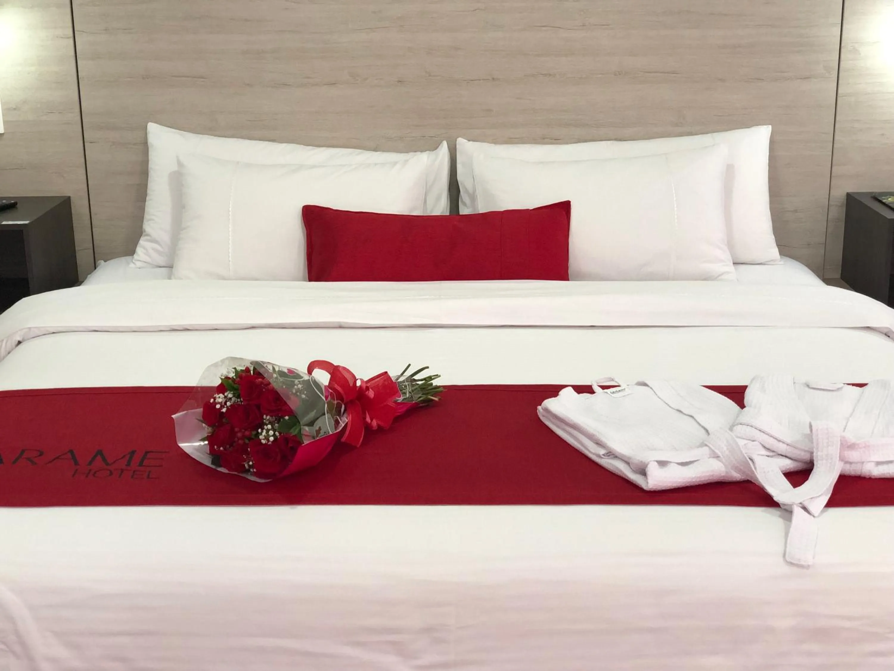 Hot Tub, Bed in Arame Hotel