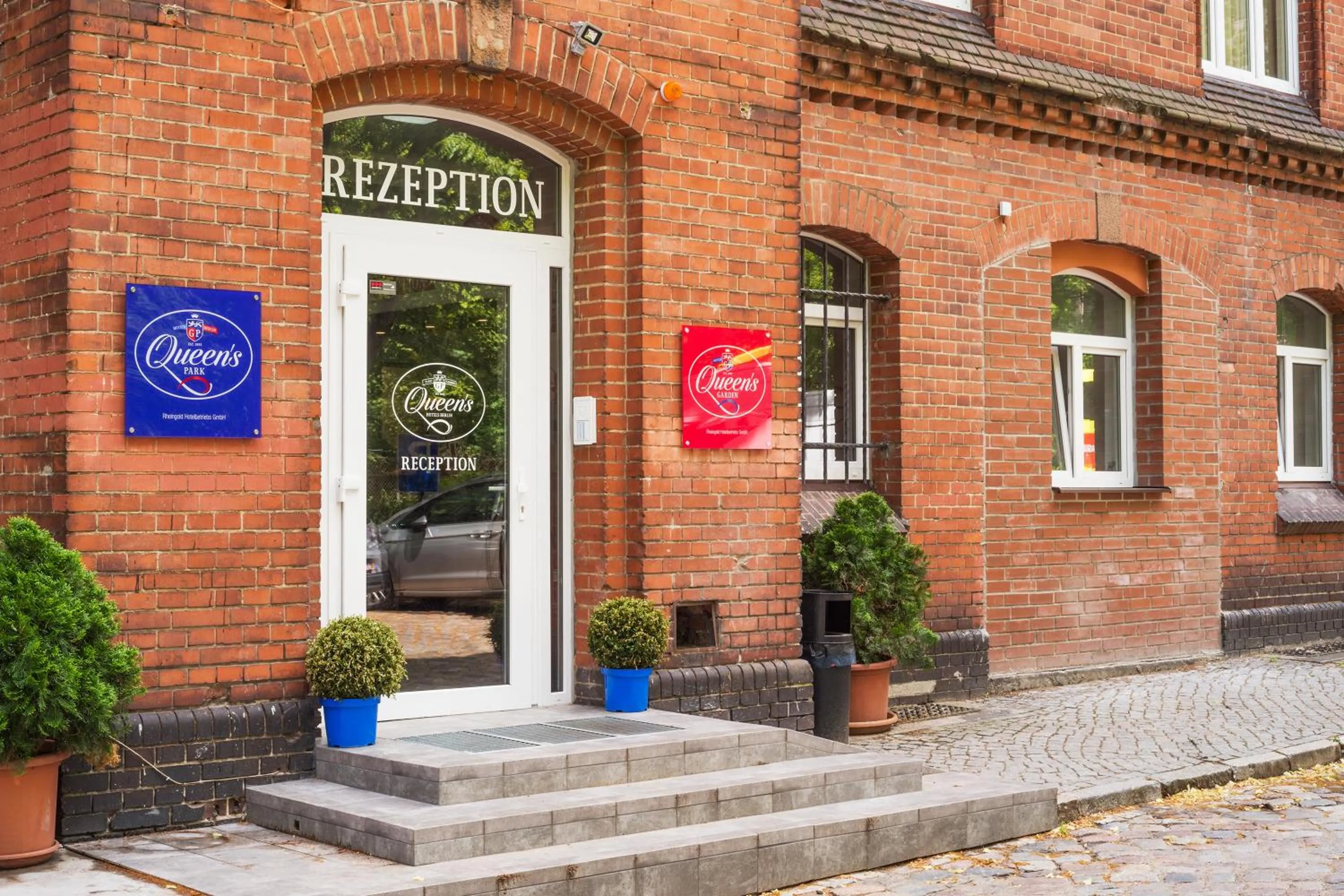 Facade/entrance in Queens Park Hotel