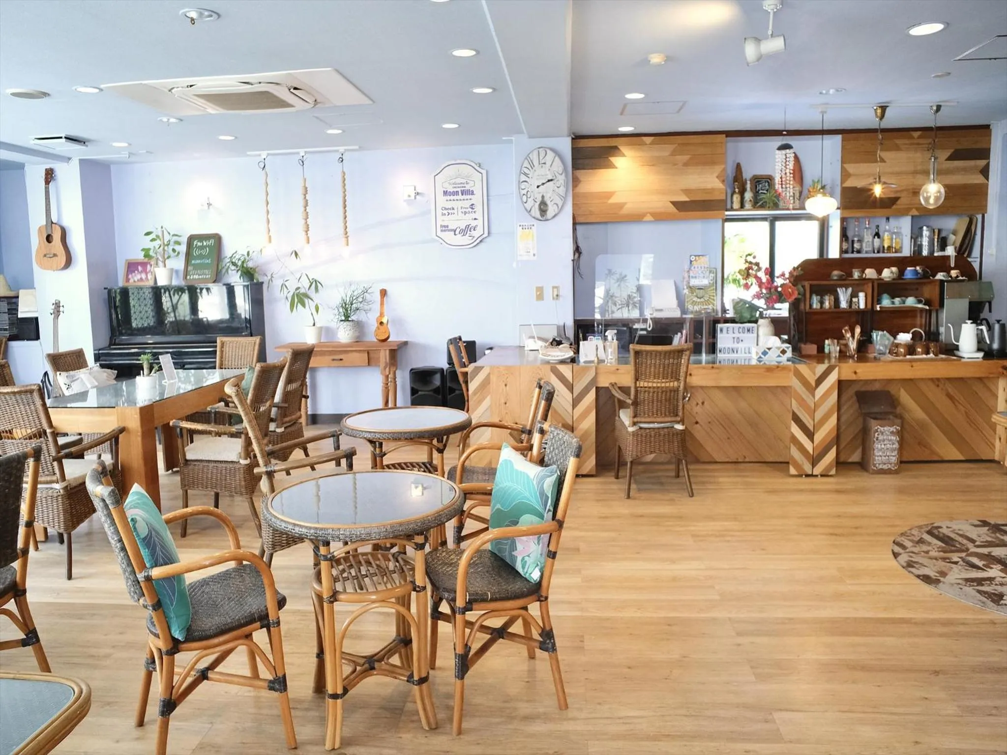 Communal lounge/ TV room in Pension Moon Villa